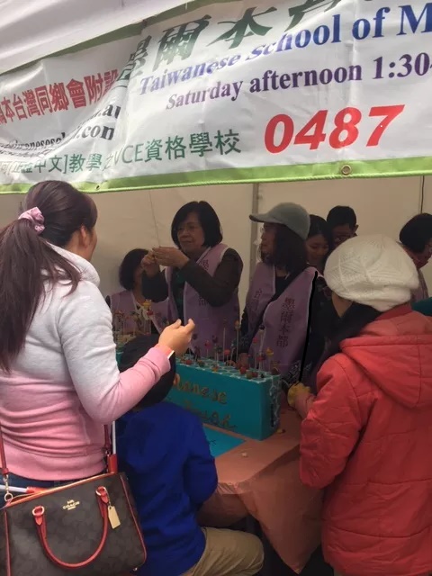 老師專注地示範捏麵人技巧