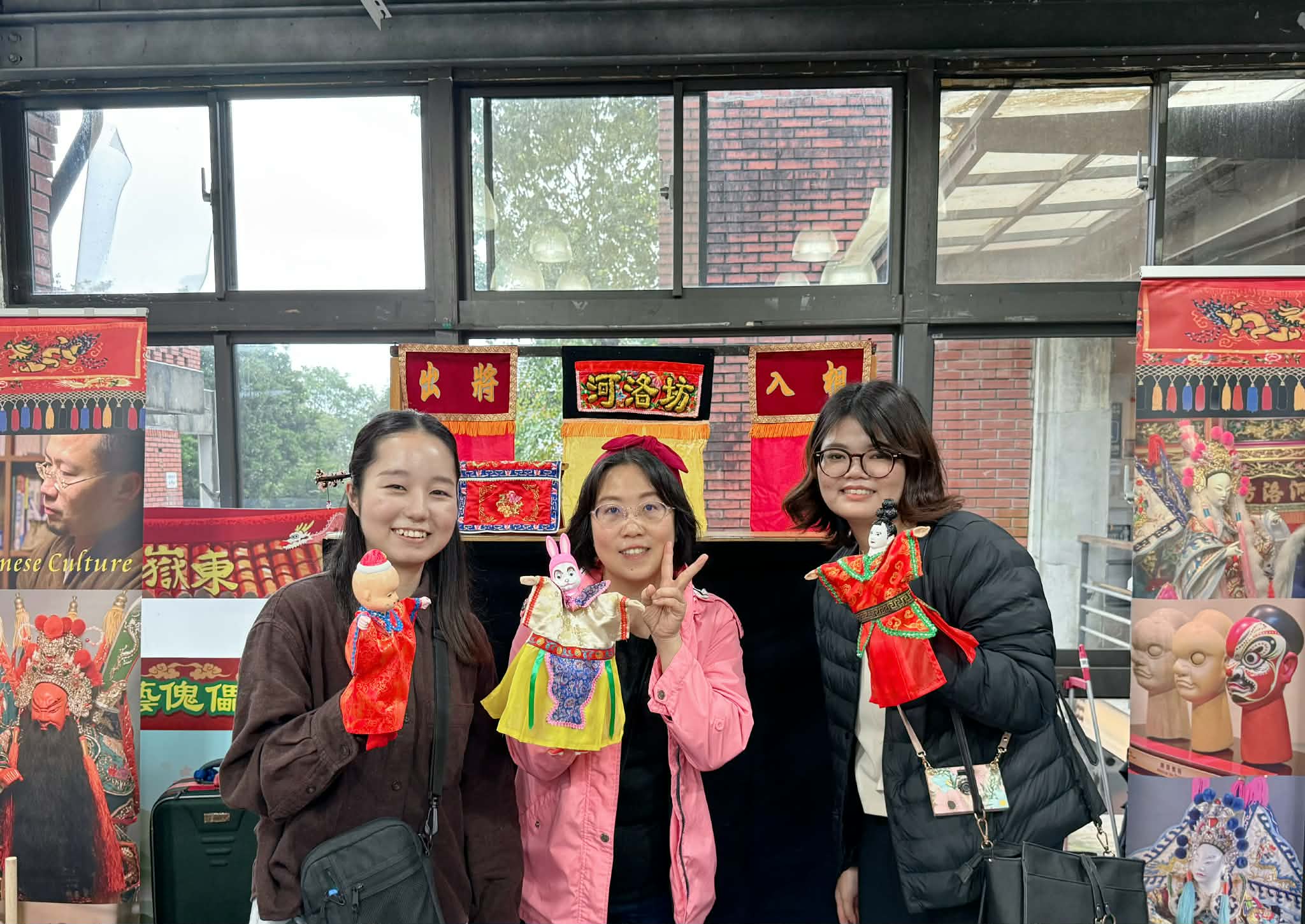 日籍學生找陳洳豔校長拍照