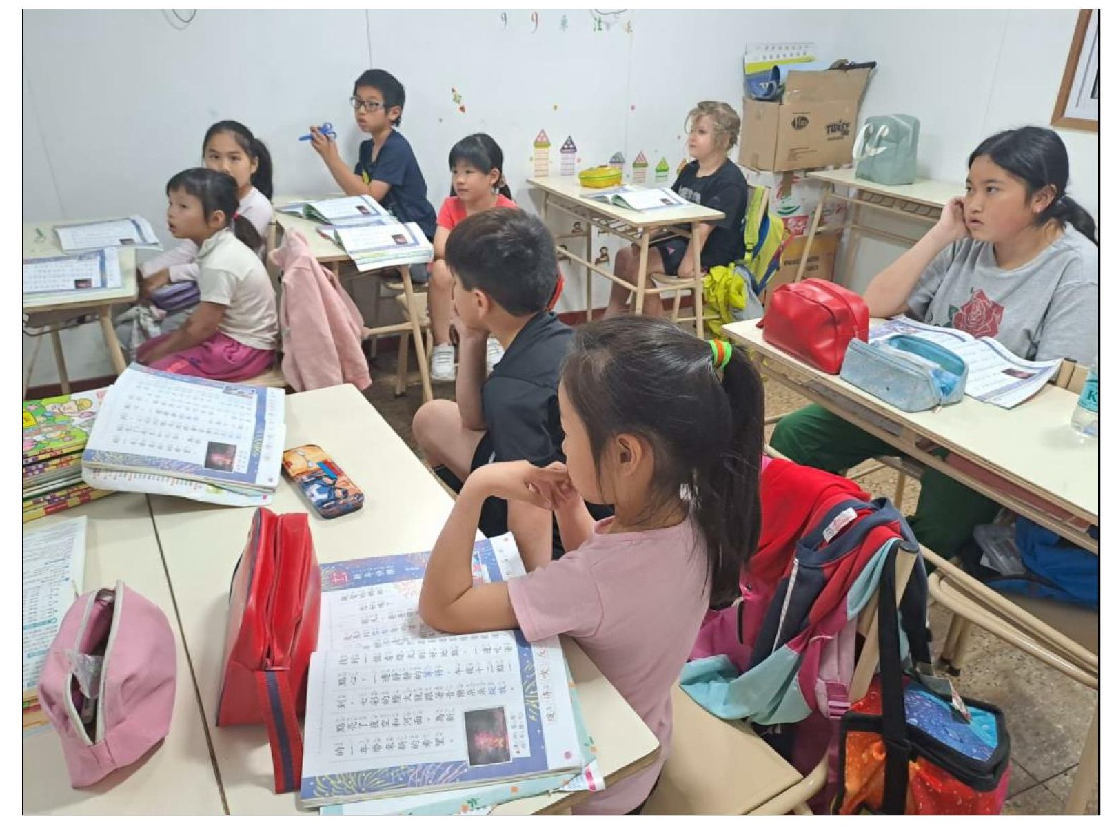 認真聽比賽規則的低年級學生