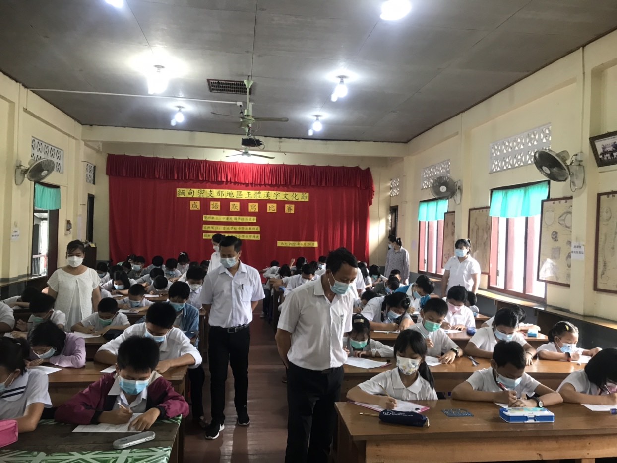 尹勝邦校長，彭安靖副校長在小學部賽場視查指導