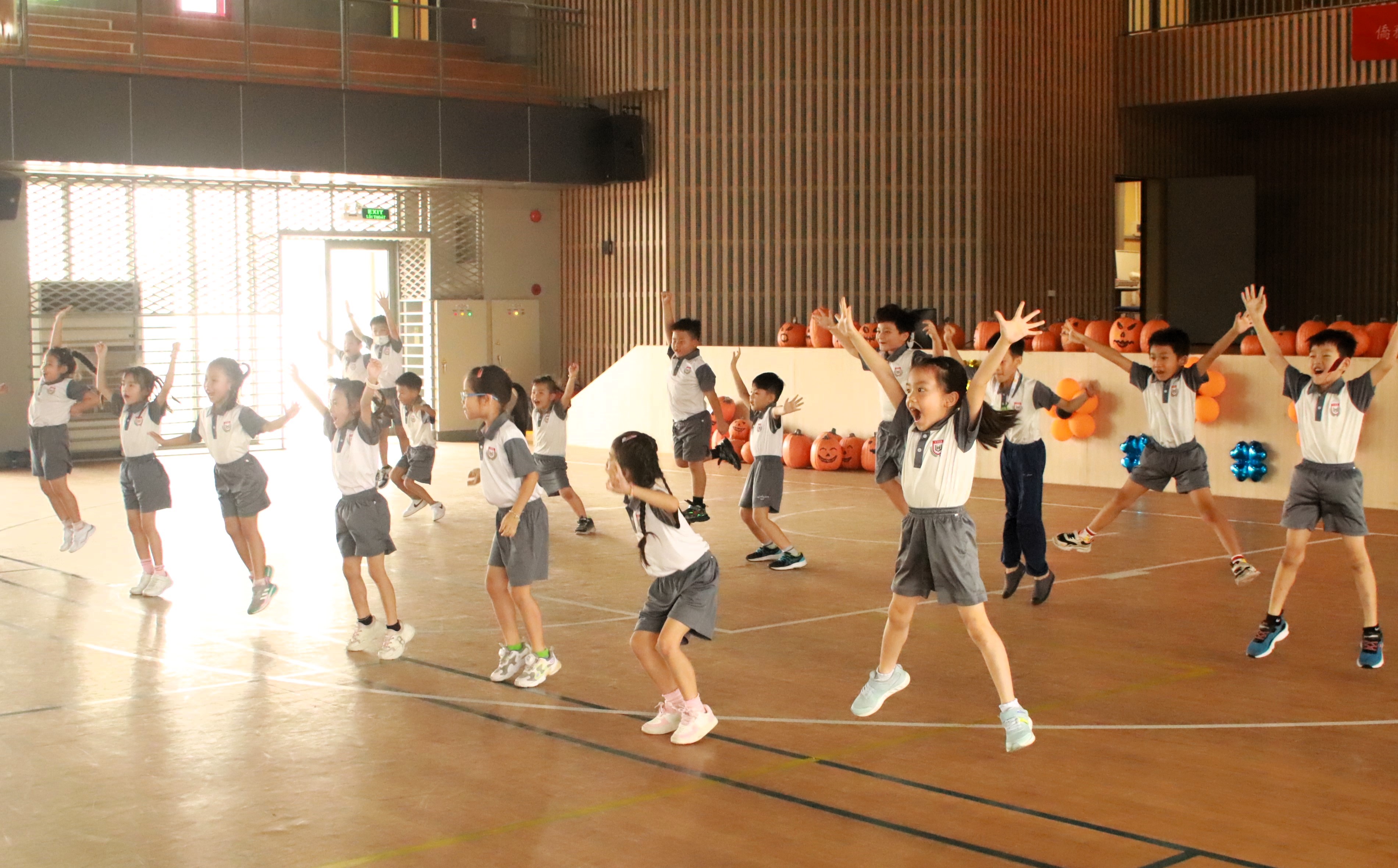 低年級跳繩加上健康操，活力四射