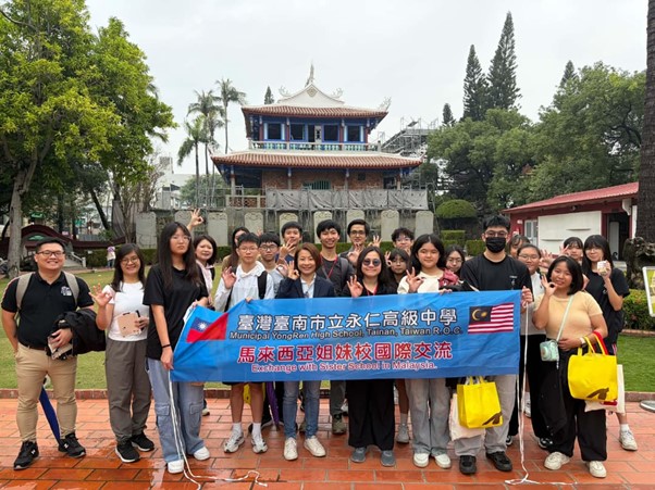 師生依序造訪孔廟、林百貨、赤嵌樓及新美街