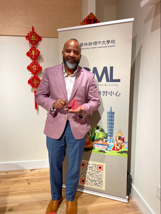 民眾開心地與作品合影