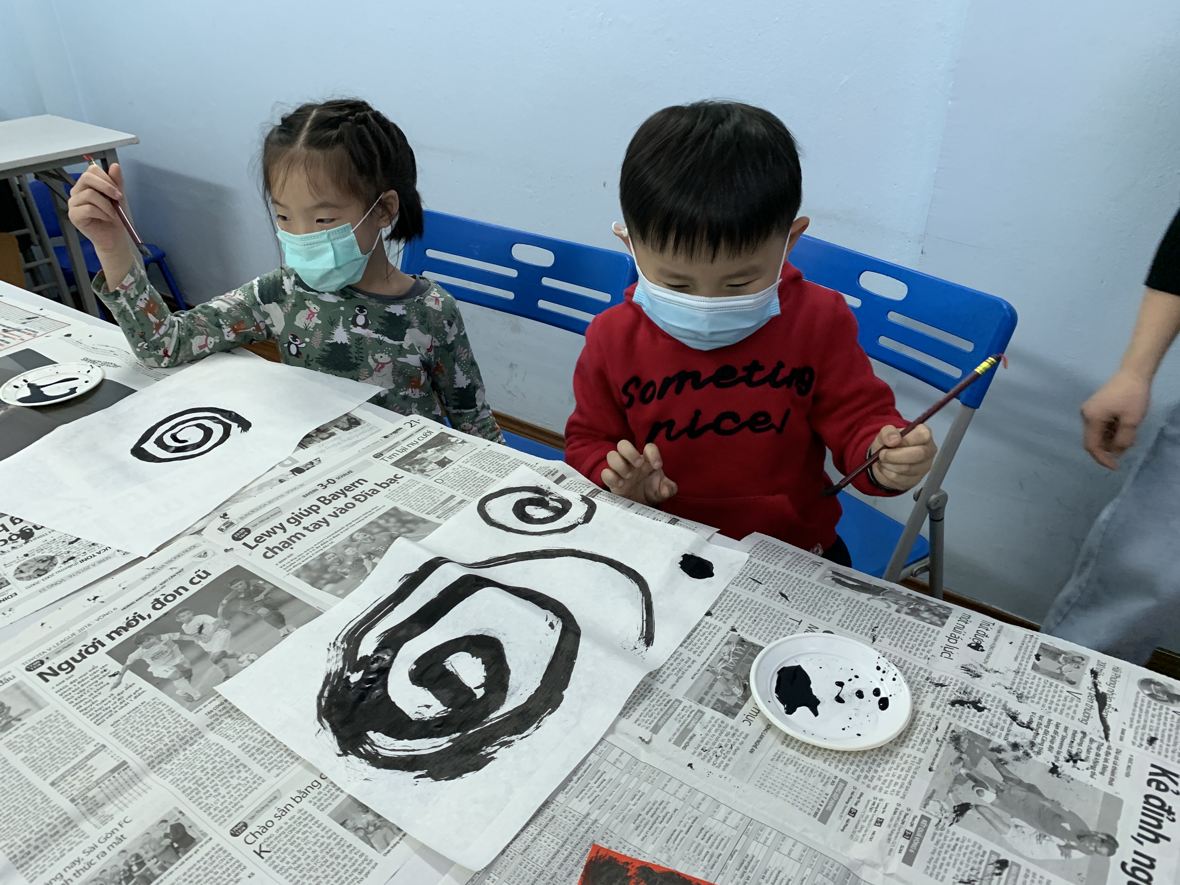 小朋友畫圈圈來熟悉毛筆