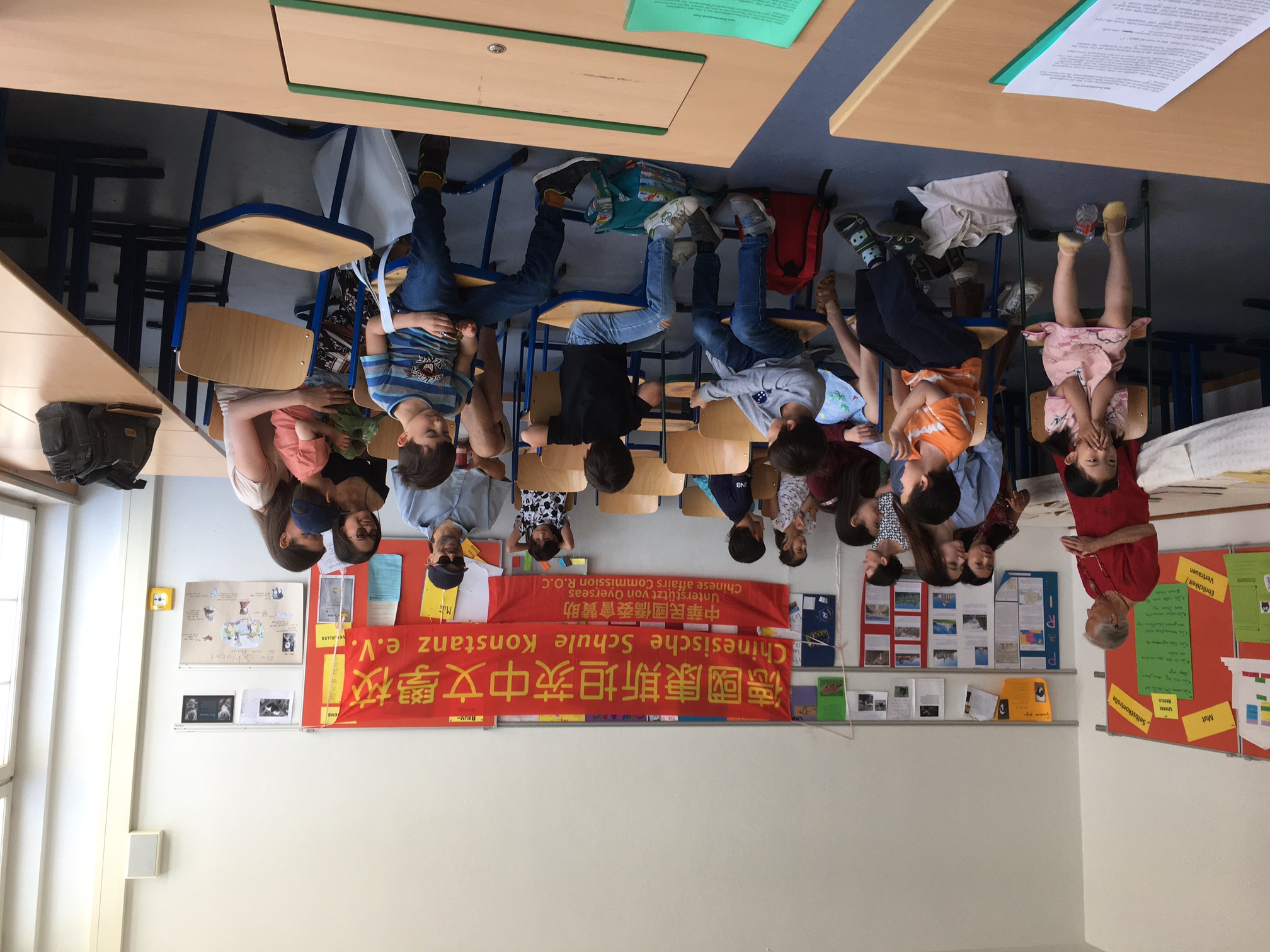 拿到粽子，小朋友笑顏逐開。