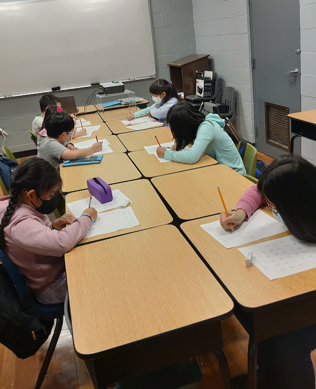 學生專心比賽情景