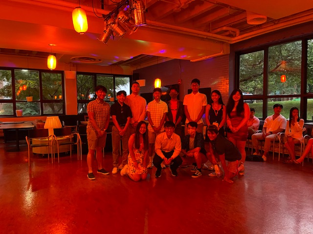 舞會的音樂響起舞會開始