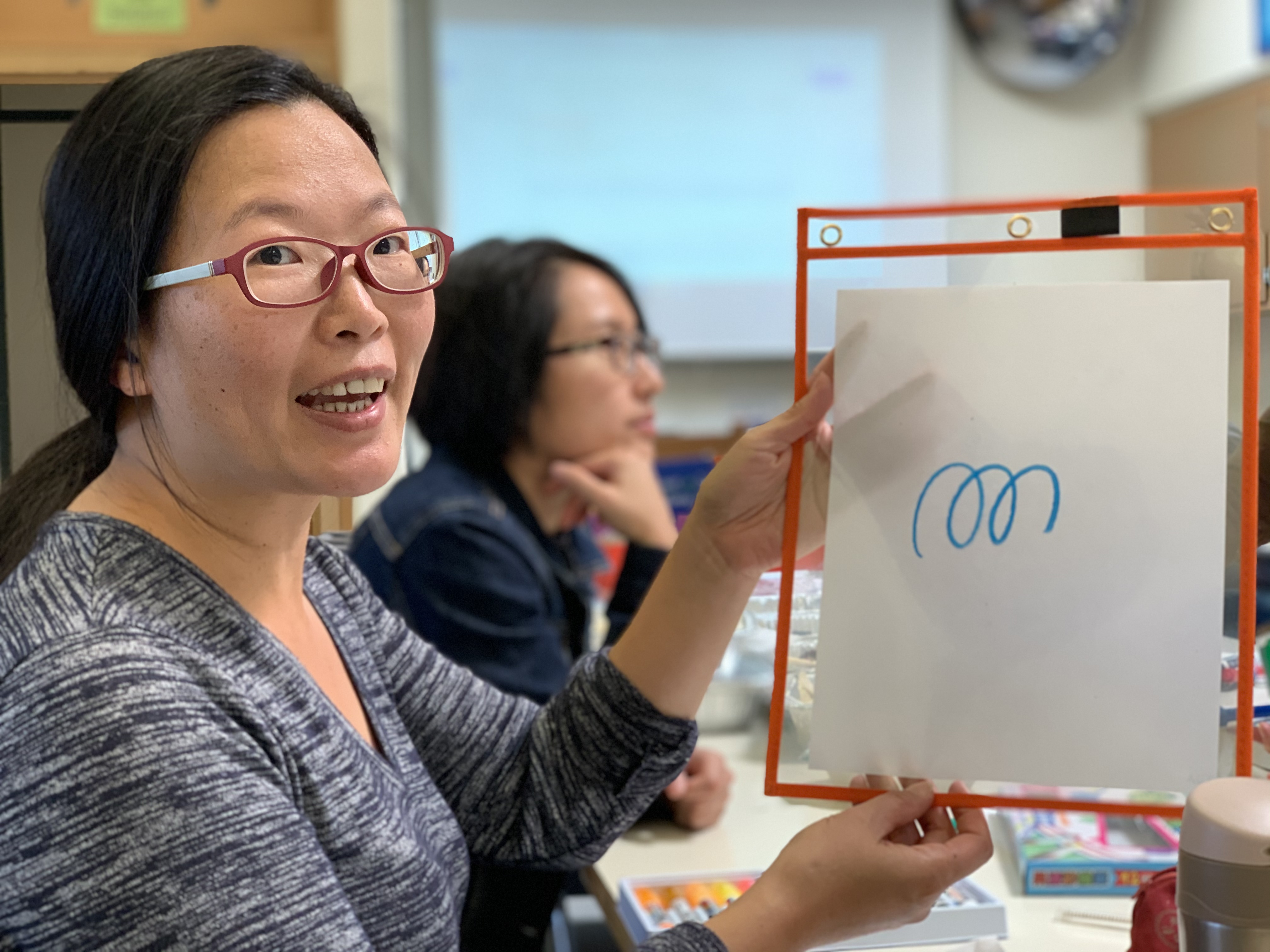王雅真老師示範利用透明置物袋製作可以重複使用的正體字書寫工具