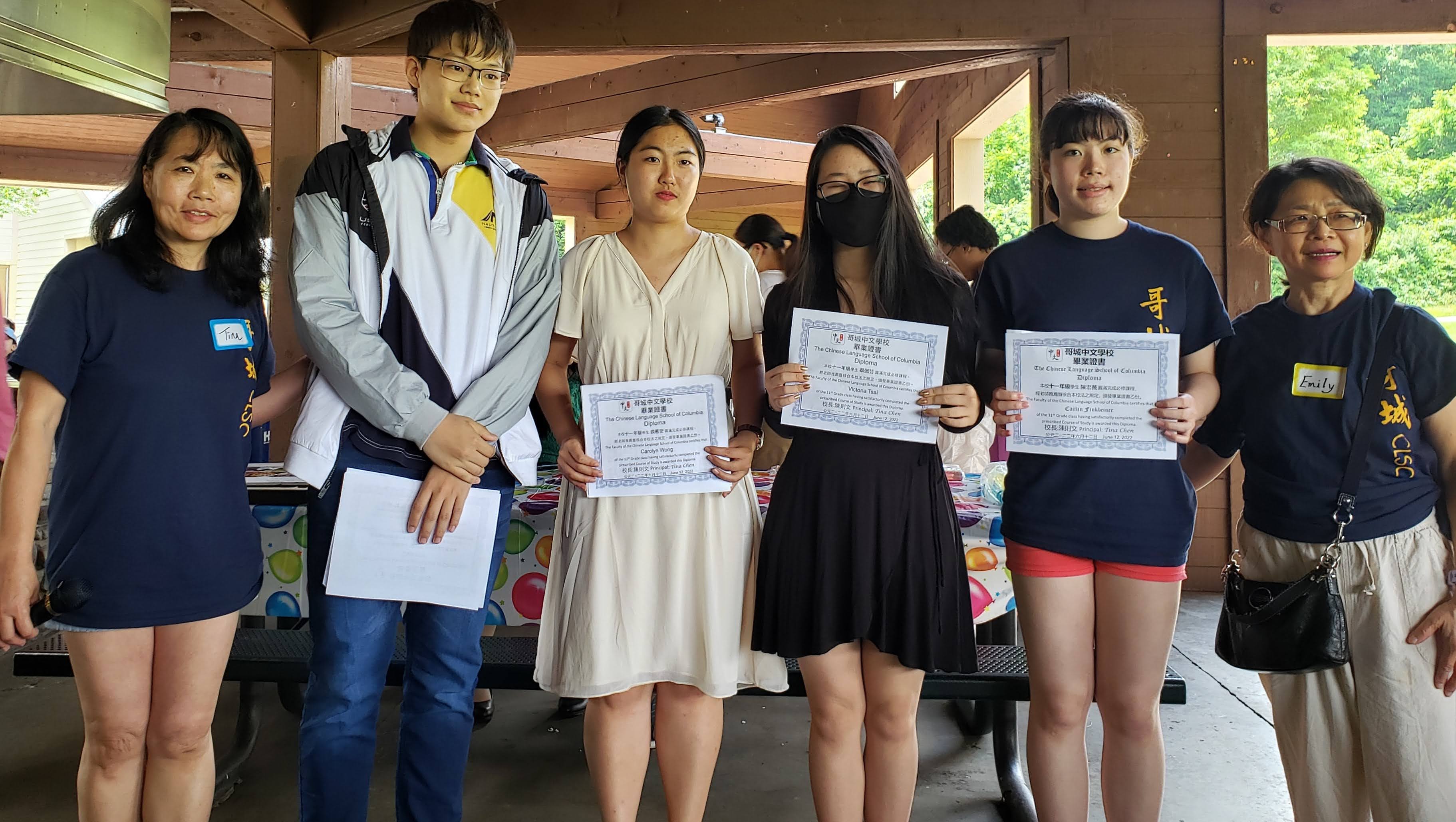 高年級畢業生與校長和教務主任合照