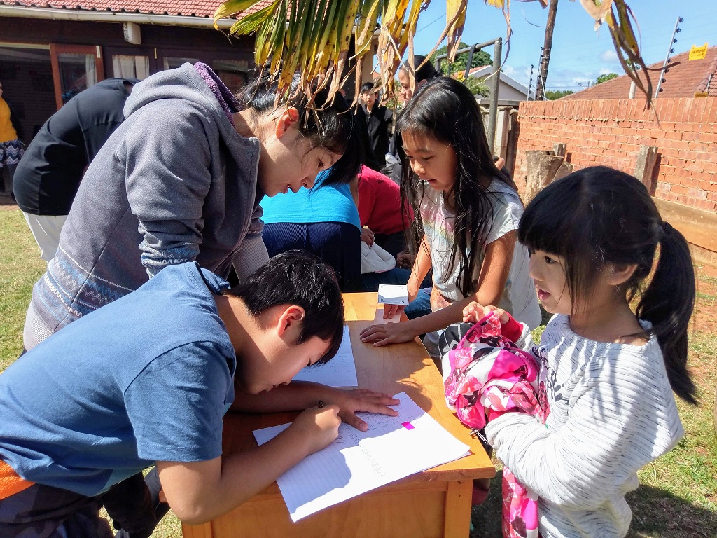 語文競賽學生認真作答中