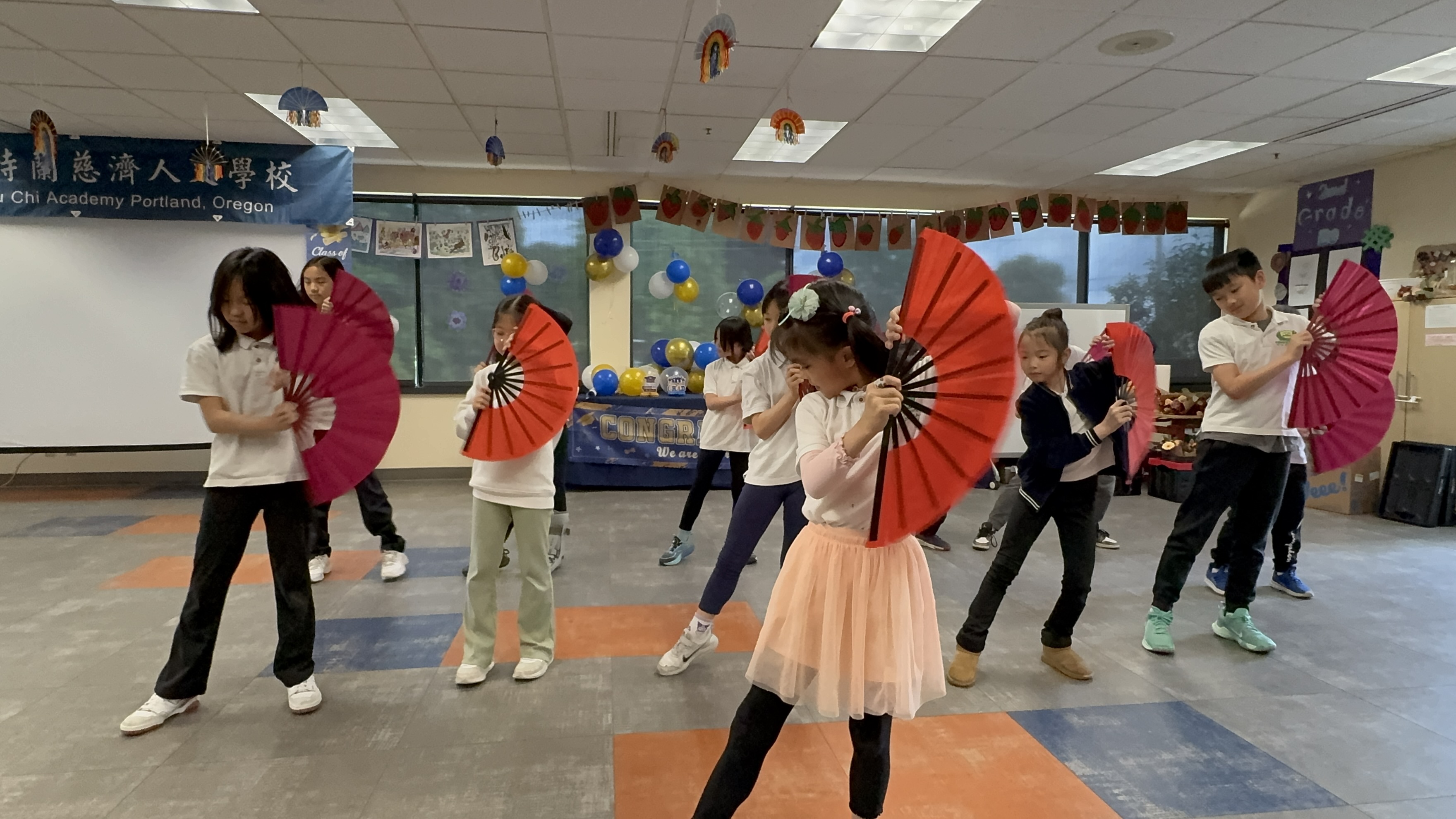 三冊班學生表演扇子舞