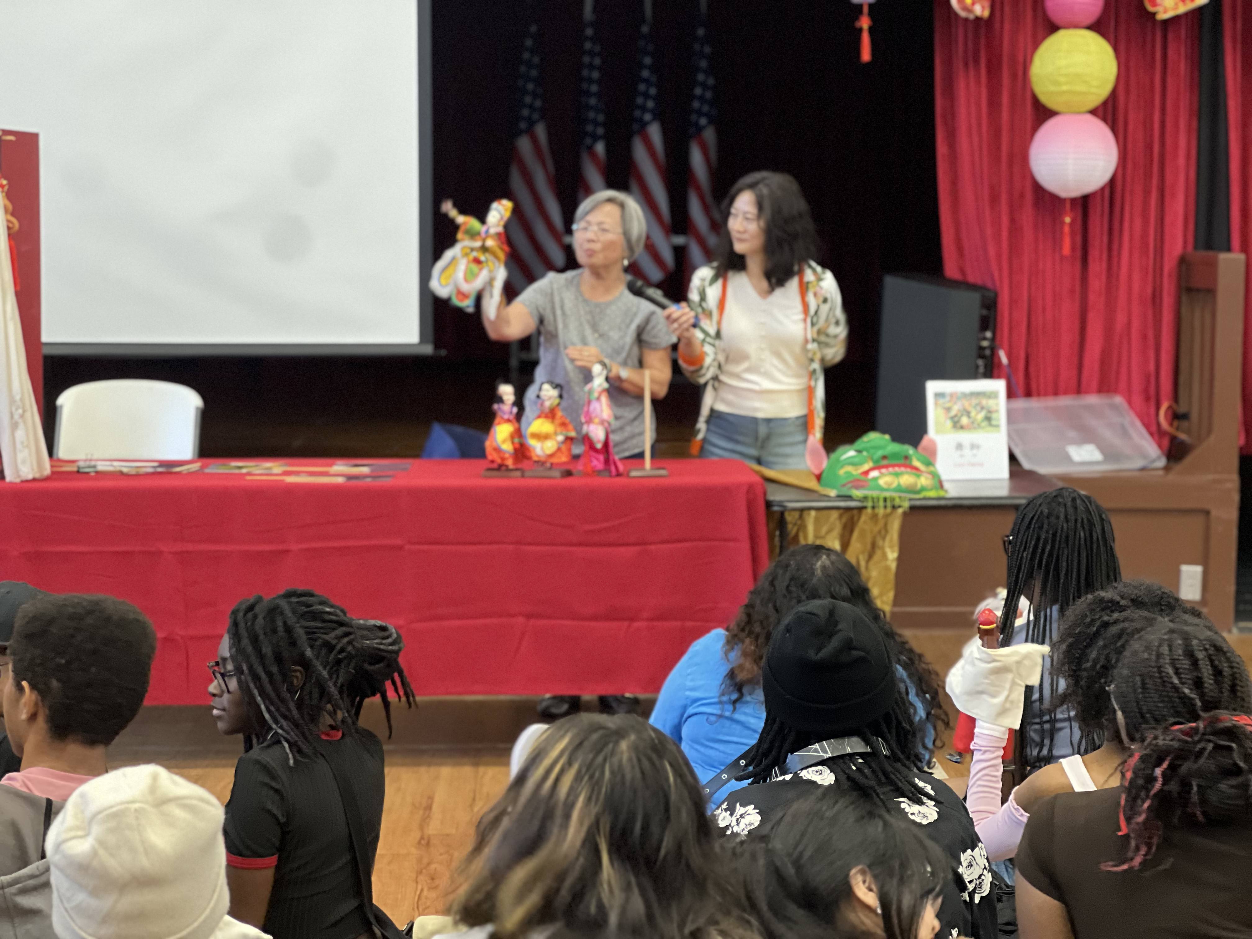 劉承璋老師教學布袋戲的手法與動作