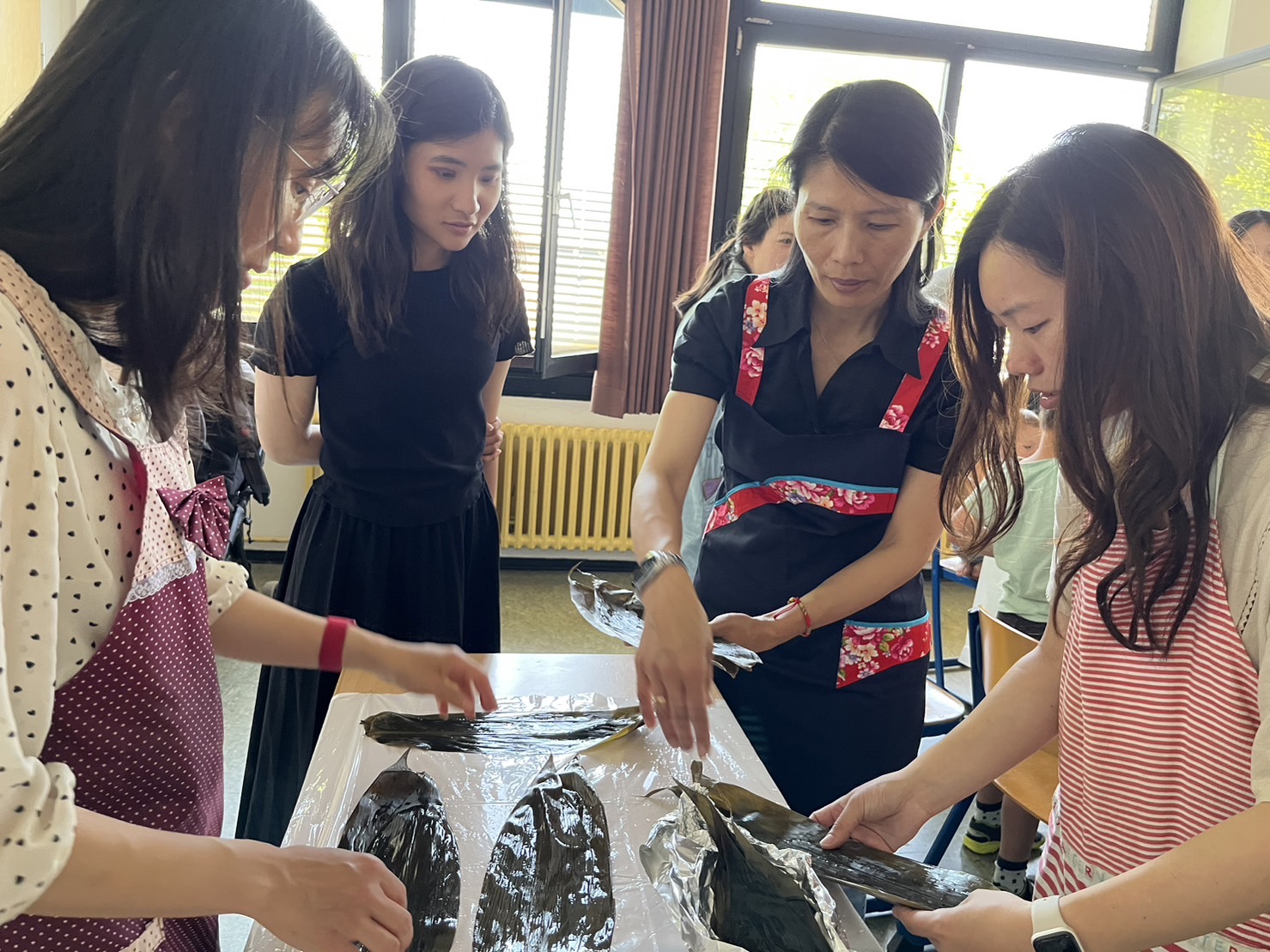 端午節活動-老師、學生、家長互相交流包粽子心得