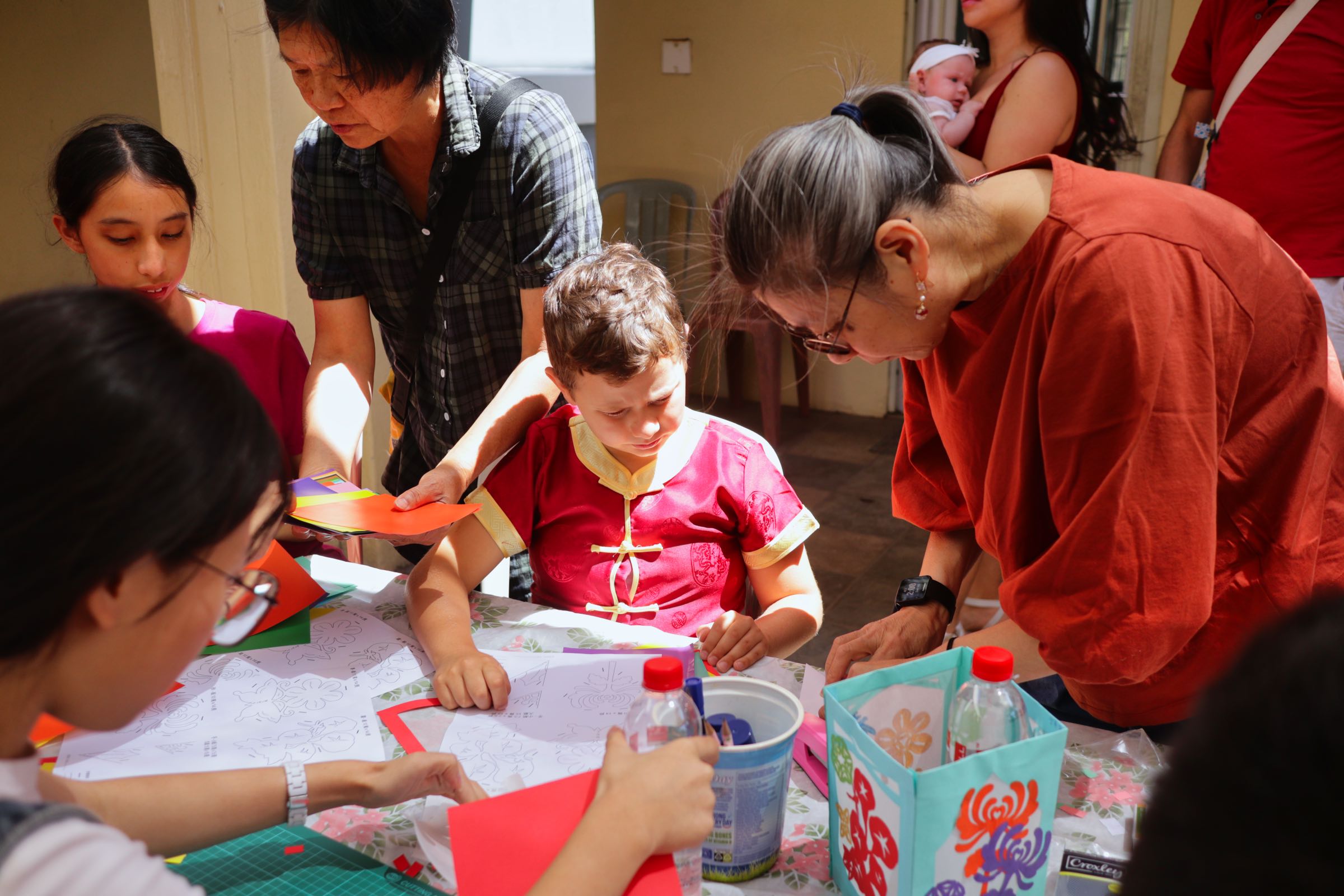 孩子們體驗剪紙藝術
