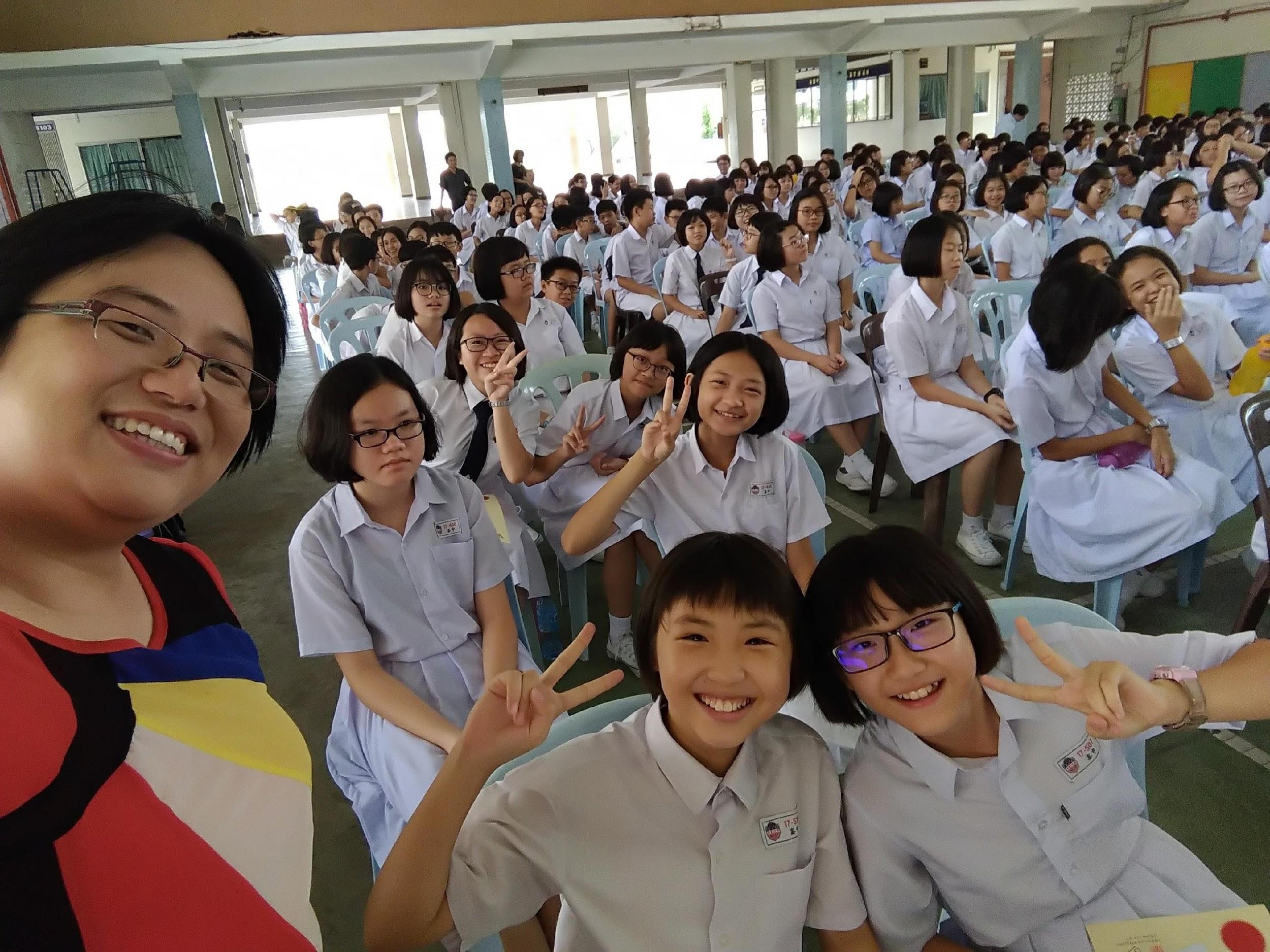 陳甄妮教師與學生合影