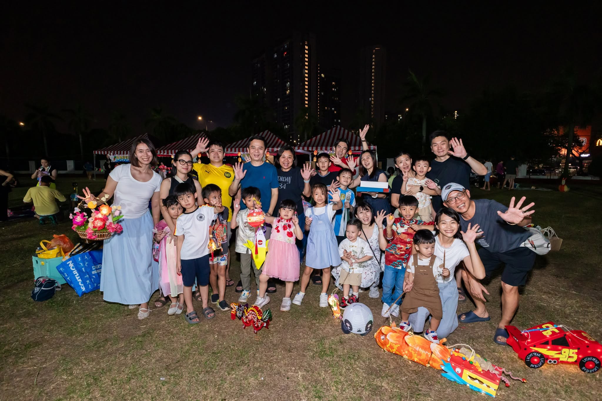 幼兒園老師們親自表演手偶劇，贏得現場熱烈掌聲！