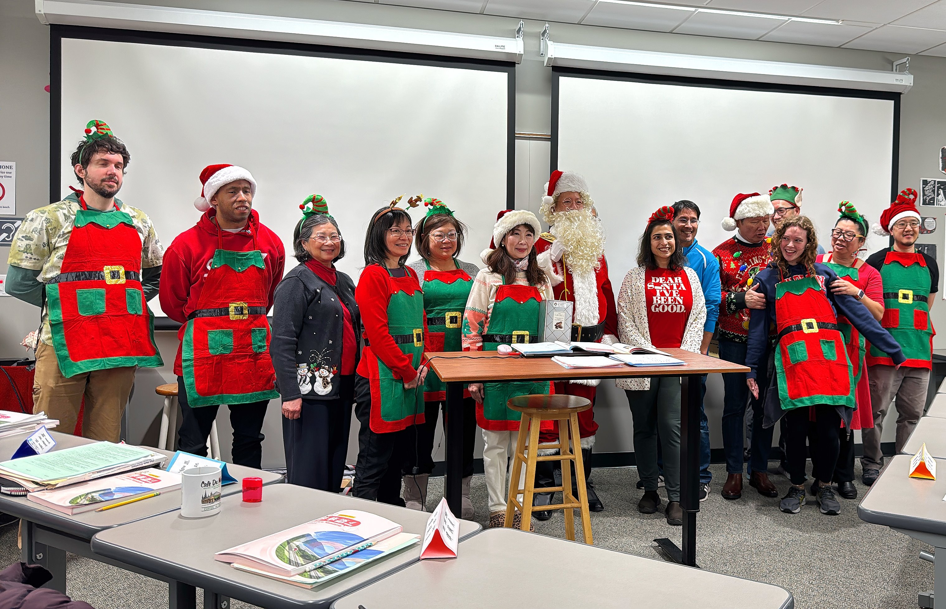 全體學員們身著節慶裝扮，在歡愉氛圍中實踐華語文二語的運用