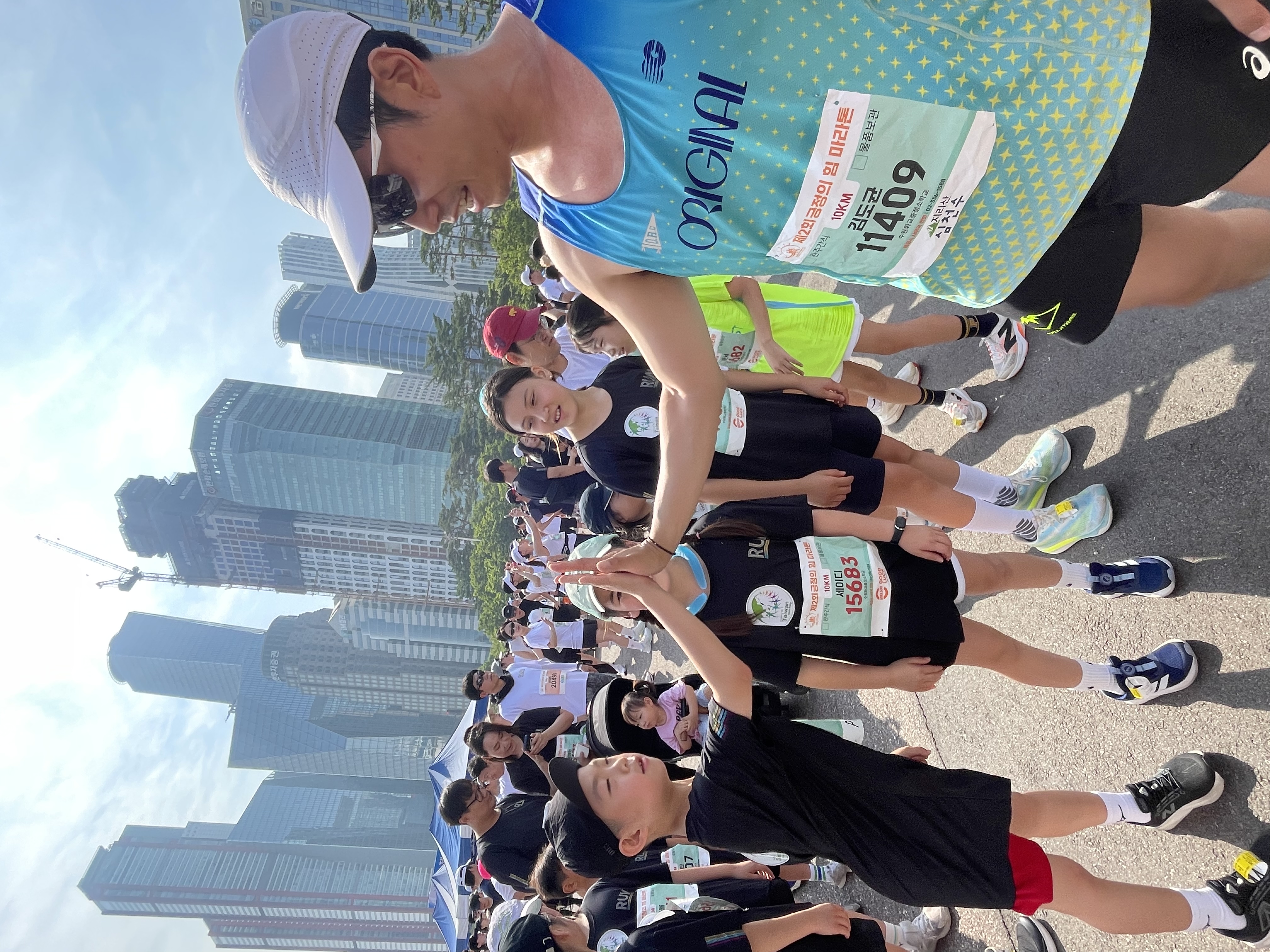 學生與老師擊掌鼓勵,彼此加油打氣