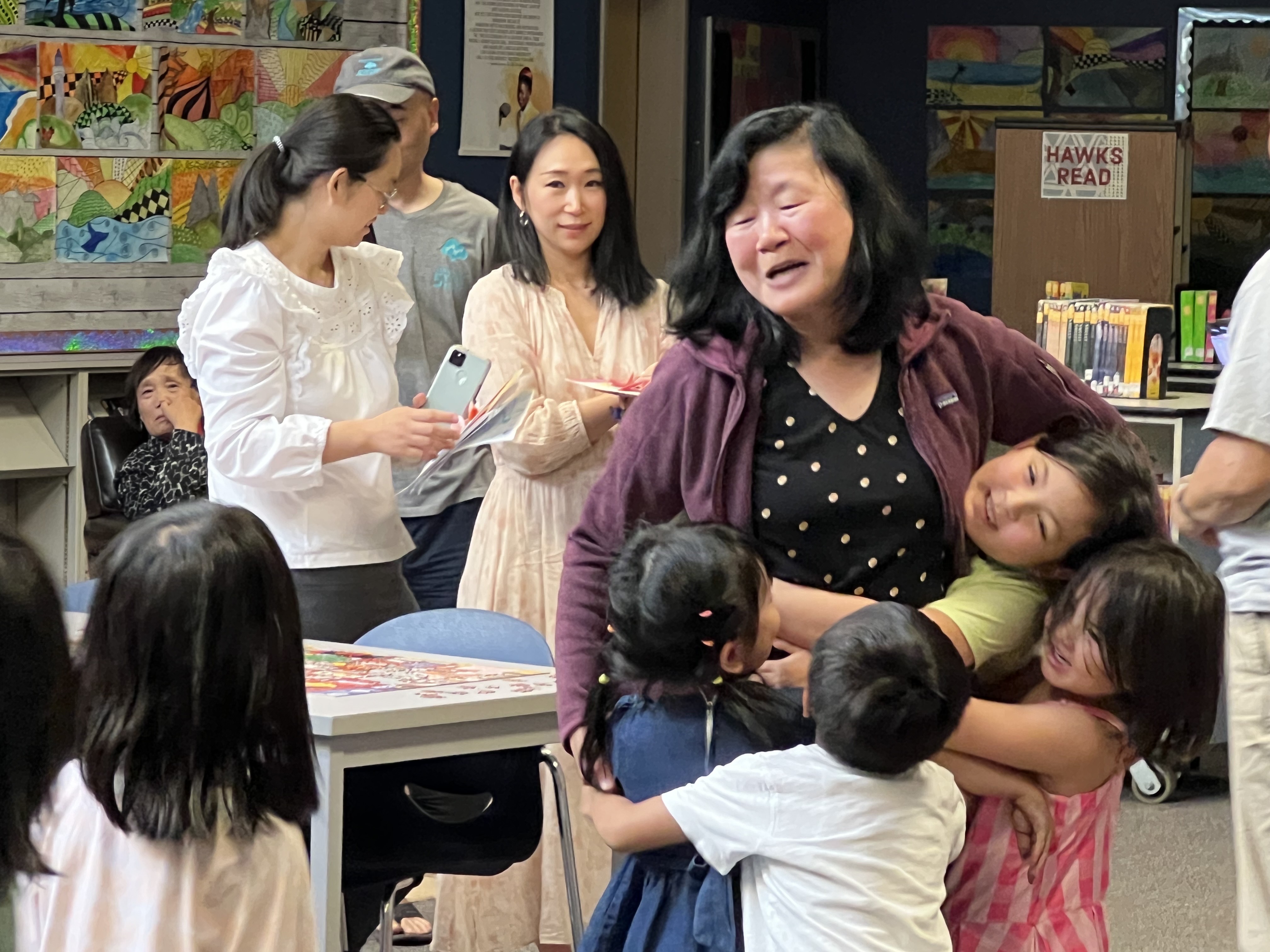 孩子們給老師一個大擁抱