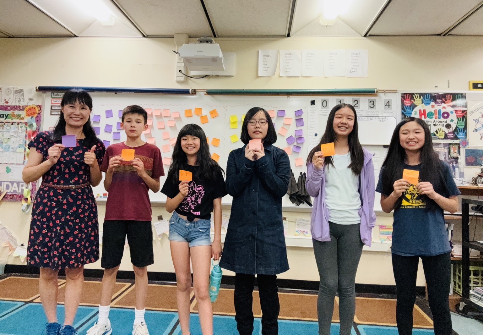 五、六年級老師詹珂瑜，將中文字以及詞語寫在便條貼，貼在白板上，以認字競賽方式進行活動