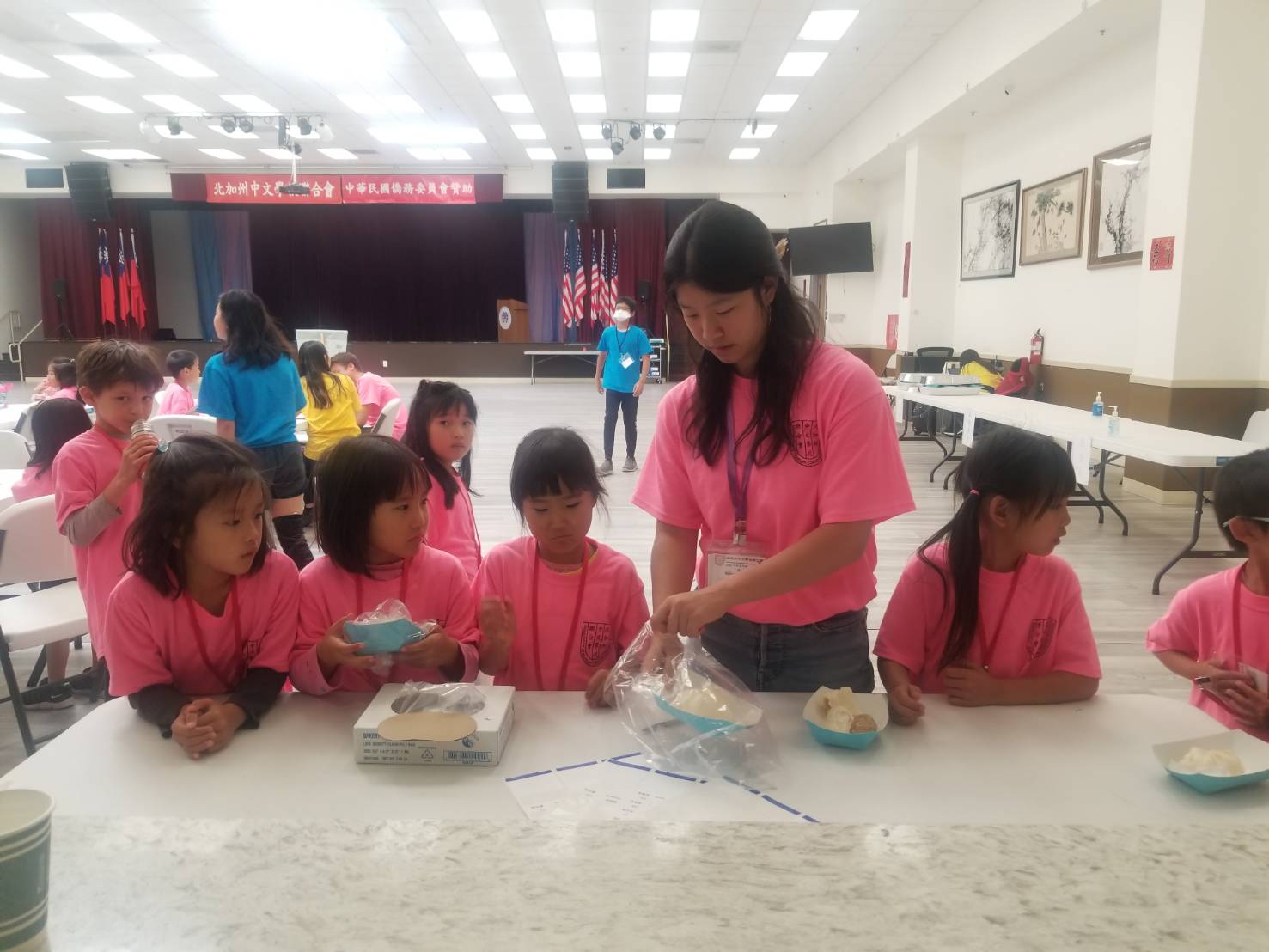 雞蛋糕小班 TA 大姐姐幫著可愛的小班學員打包 下午吃不完的點心