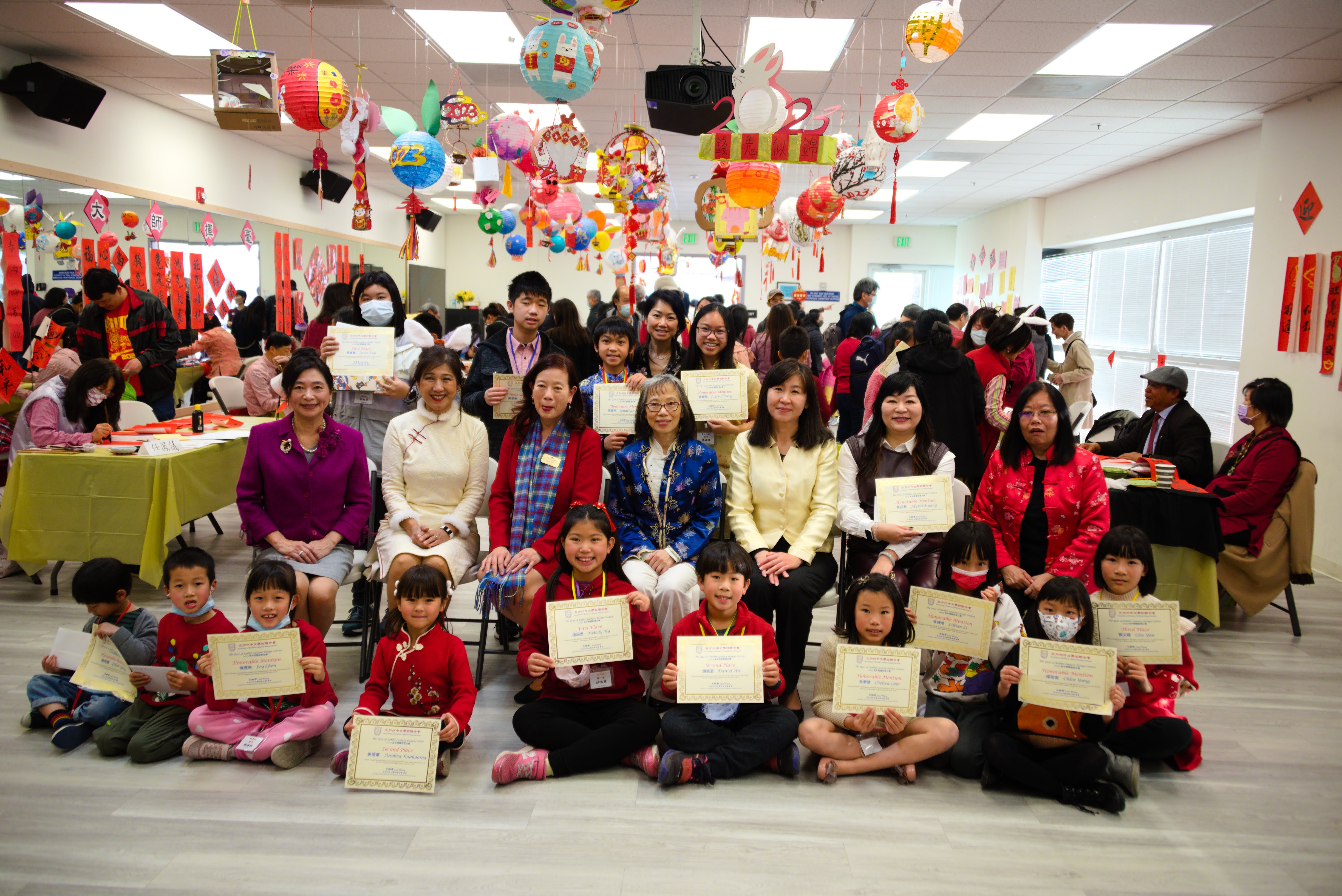 全體嘉賓與得獎同學合影，第二排由左至右：魏德珍僑務委員，王婉君會長，賴銘琪處長夫人雲雯蓁女士，莊雅淑主任，廖琇菁校長，陳美華校長