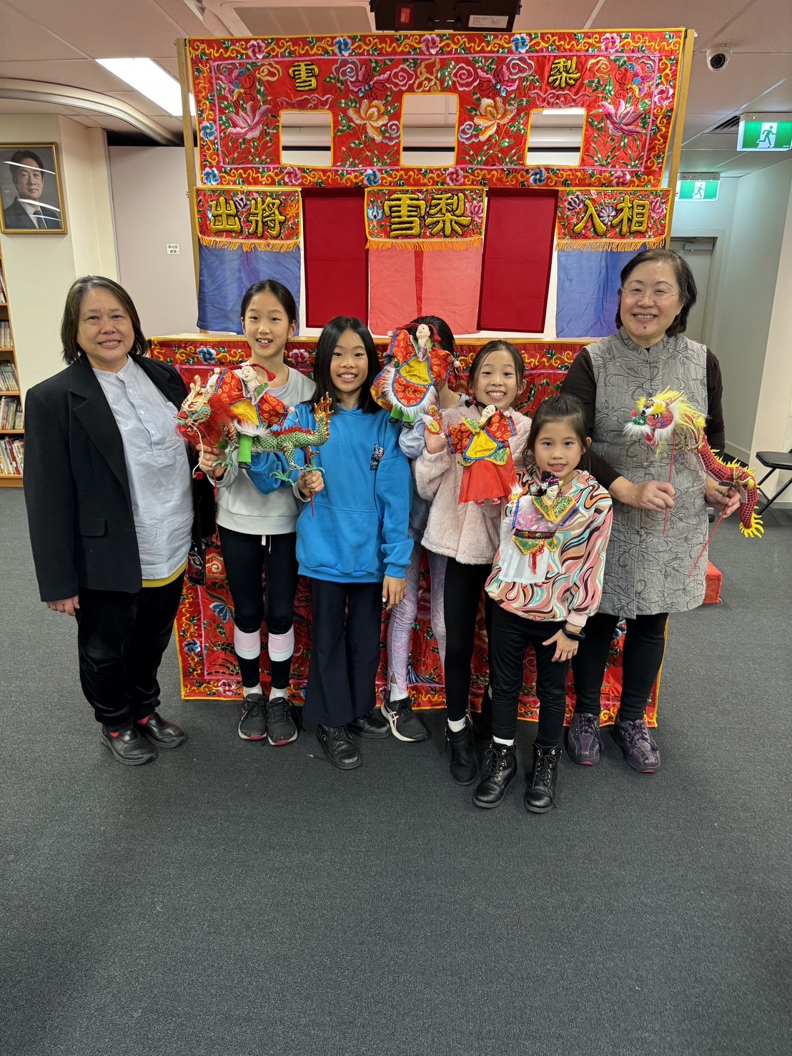 江美如校長陳啟鈺老師和同學合影