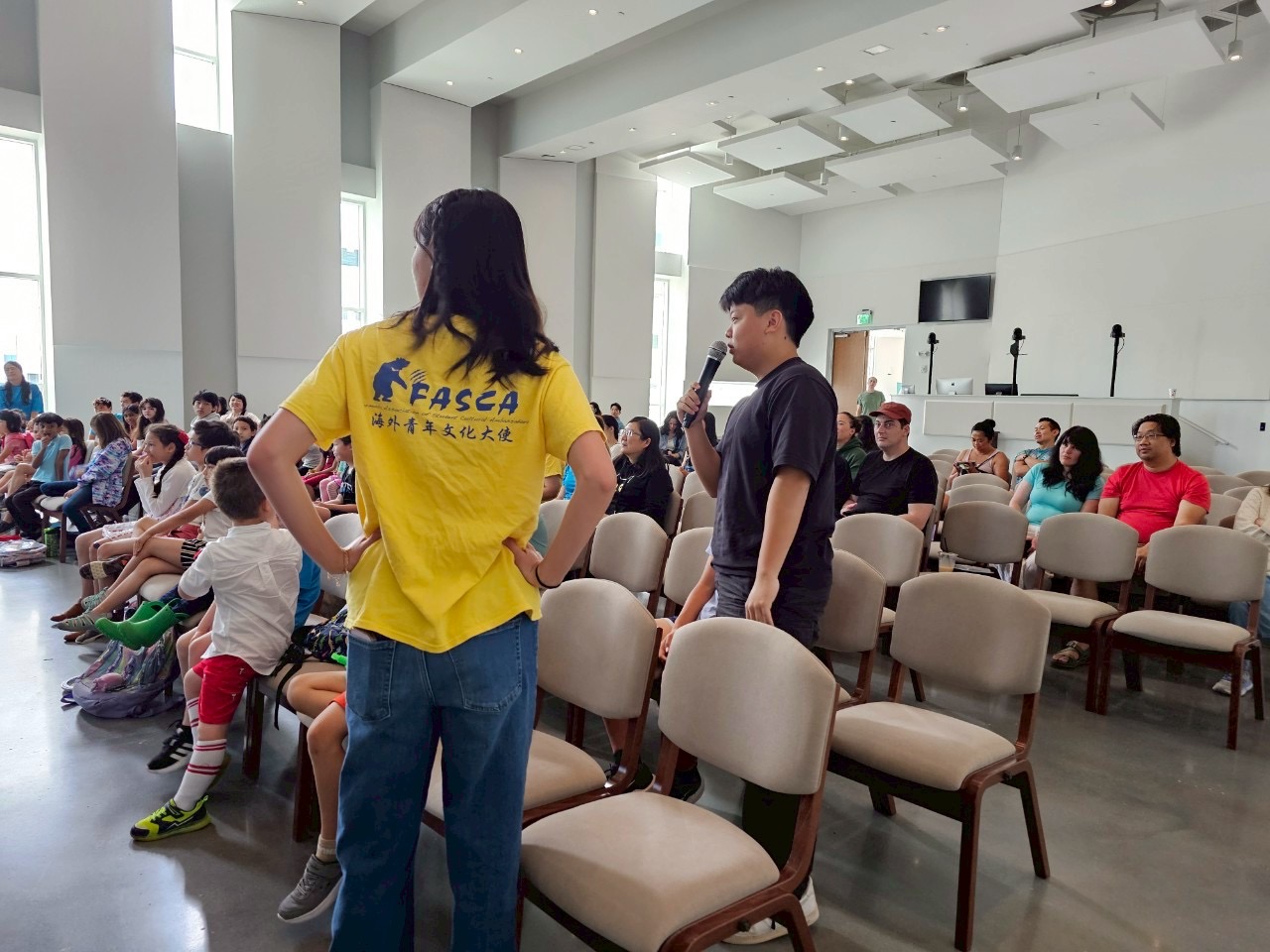 FASCA青年志工主持人問八年級學生問題