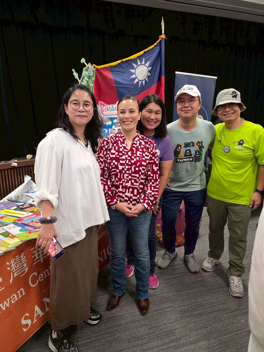 市長與僑務顧問兼台灣同鄉會會長、校長與學校團隊合影