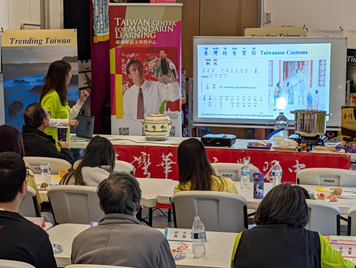 圖三：樊淑美老師講述生動的臺灣特有「餉耗」習俗—將湯圓黏於門窗以感謝神明、祈求平安