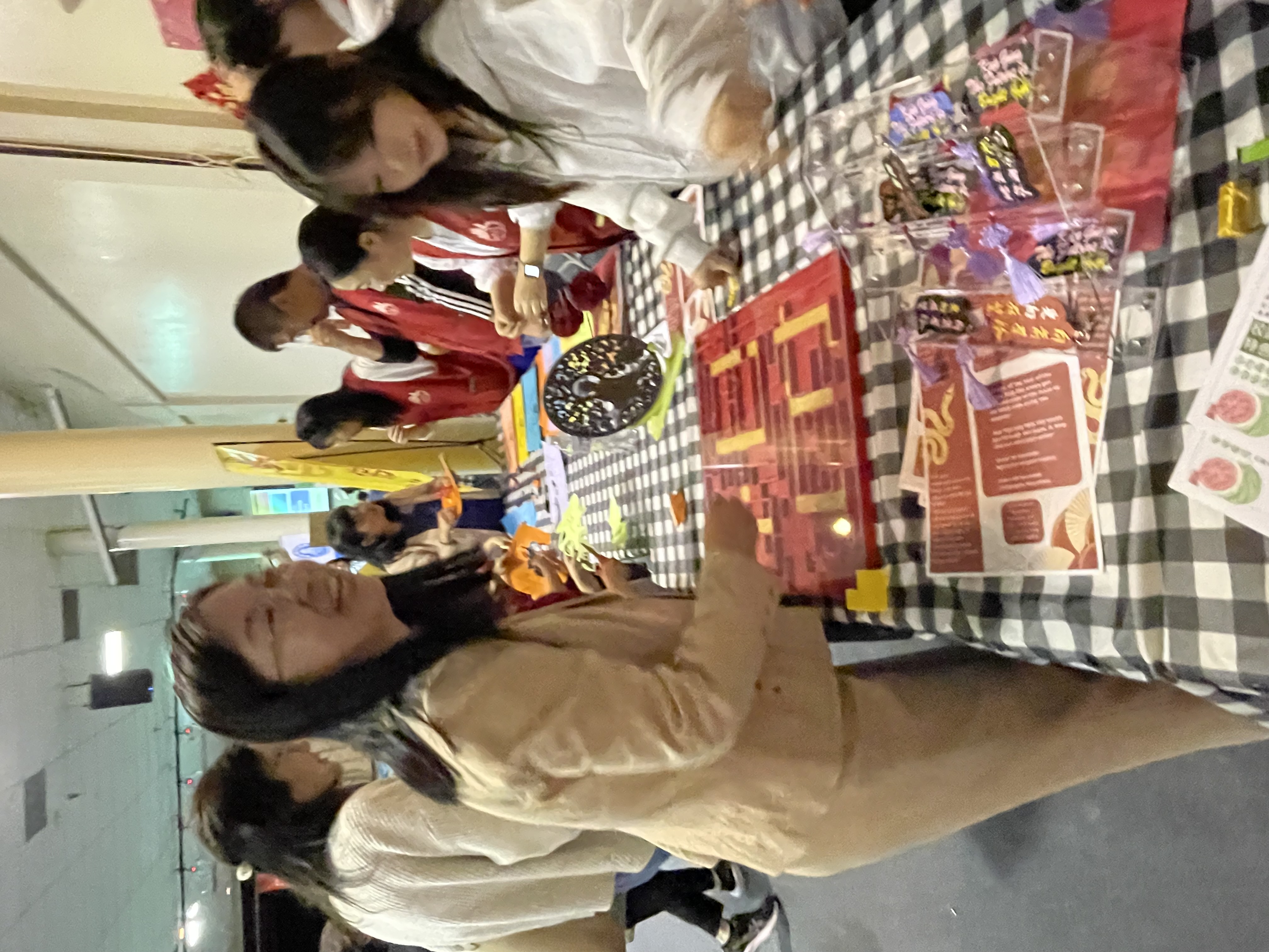 2025漢字文化節，洛僑中心鍾佩珍主任，親臨各校攤位了解設計漢字遊戲