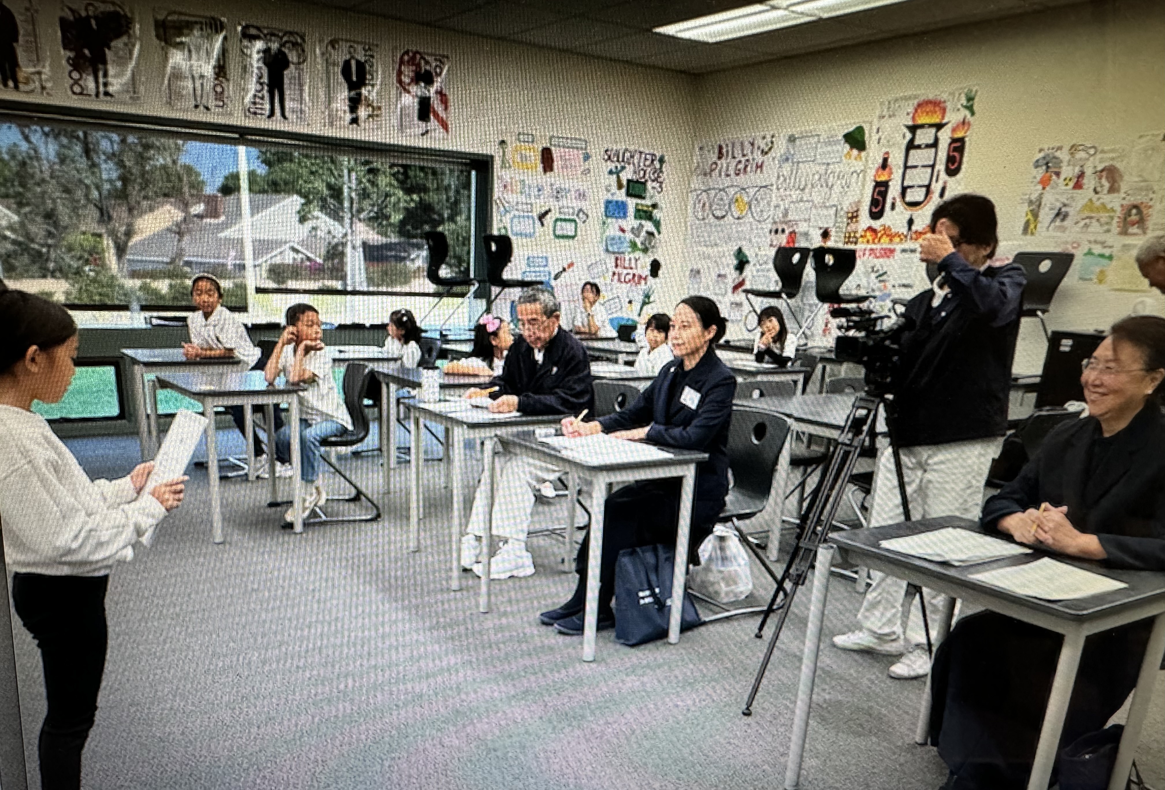 評審仔細聆聽每一位參賽者的朗讀。