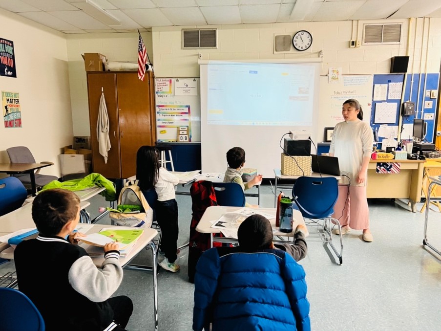 陳昱潔老師為一年級班學生解釋認字比賽規則。