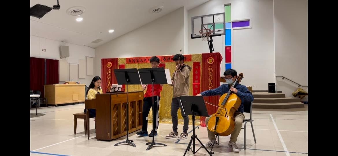 中文學校高年級組學生表演應景傳統歌曲