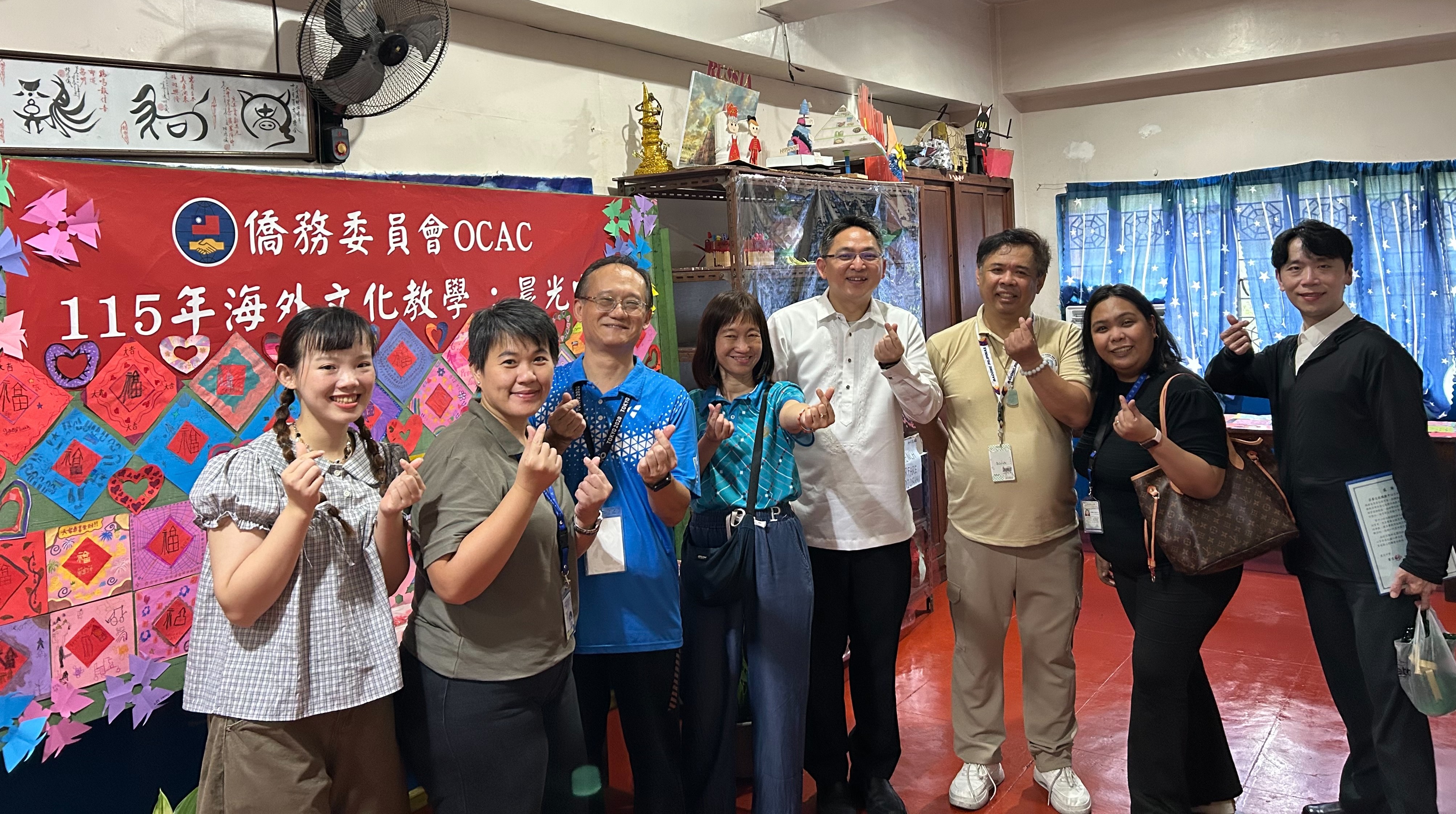 晨光中學校方致贈感謝狀予菲華文教服務中心主任莊博智(中)，感謝中心長期支持學校華文教育及臺灣文化推廣。