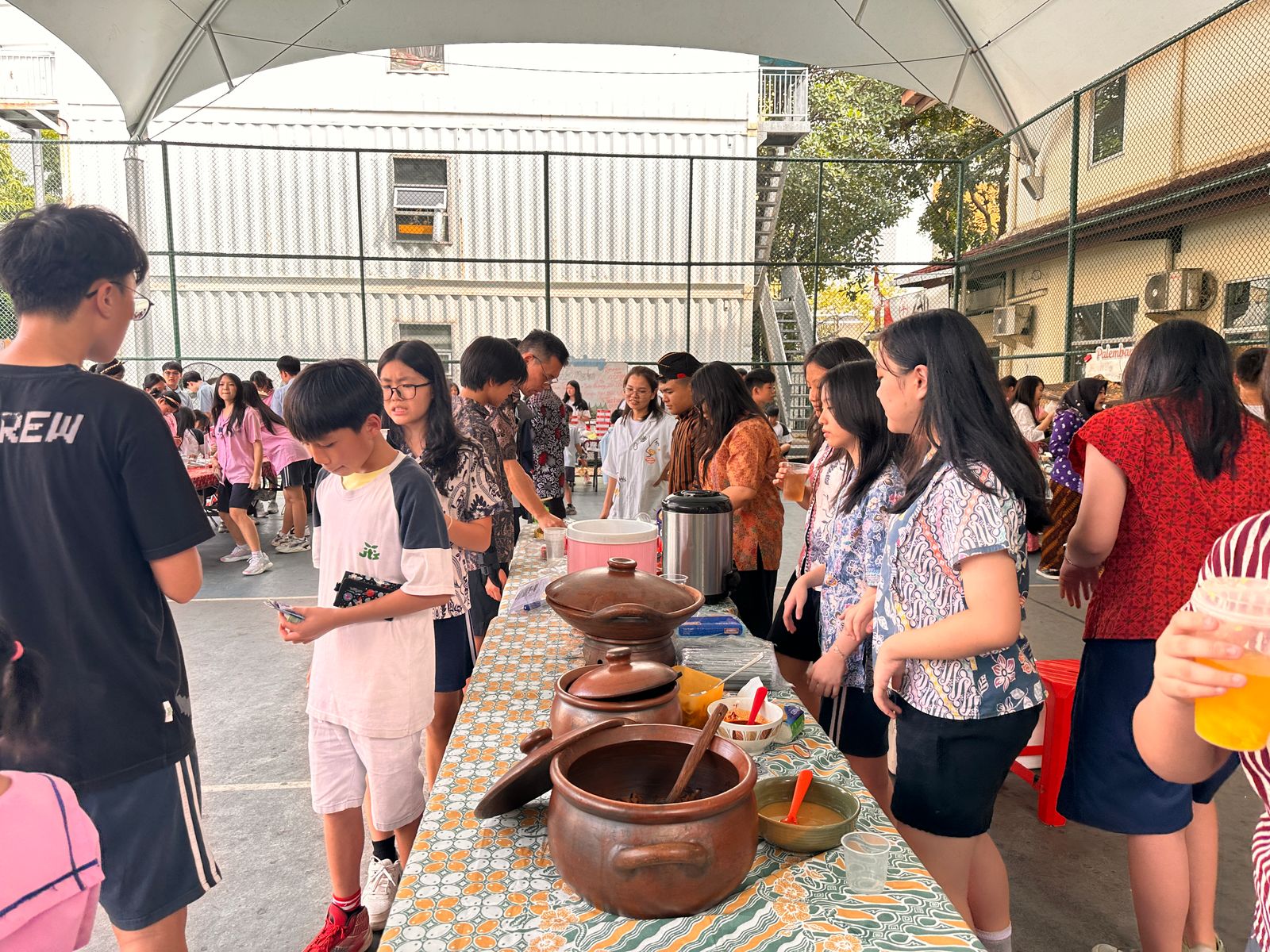 中學部同學販賣Yogyakarta傳統美食