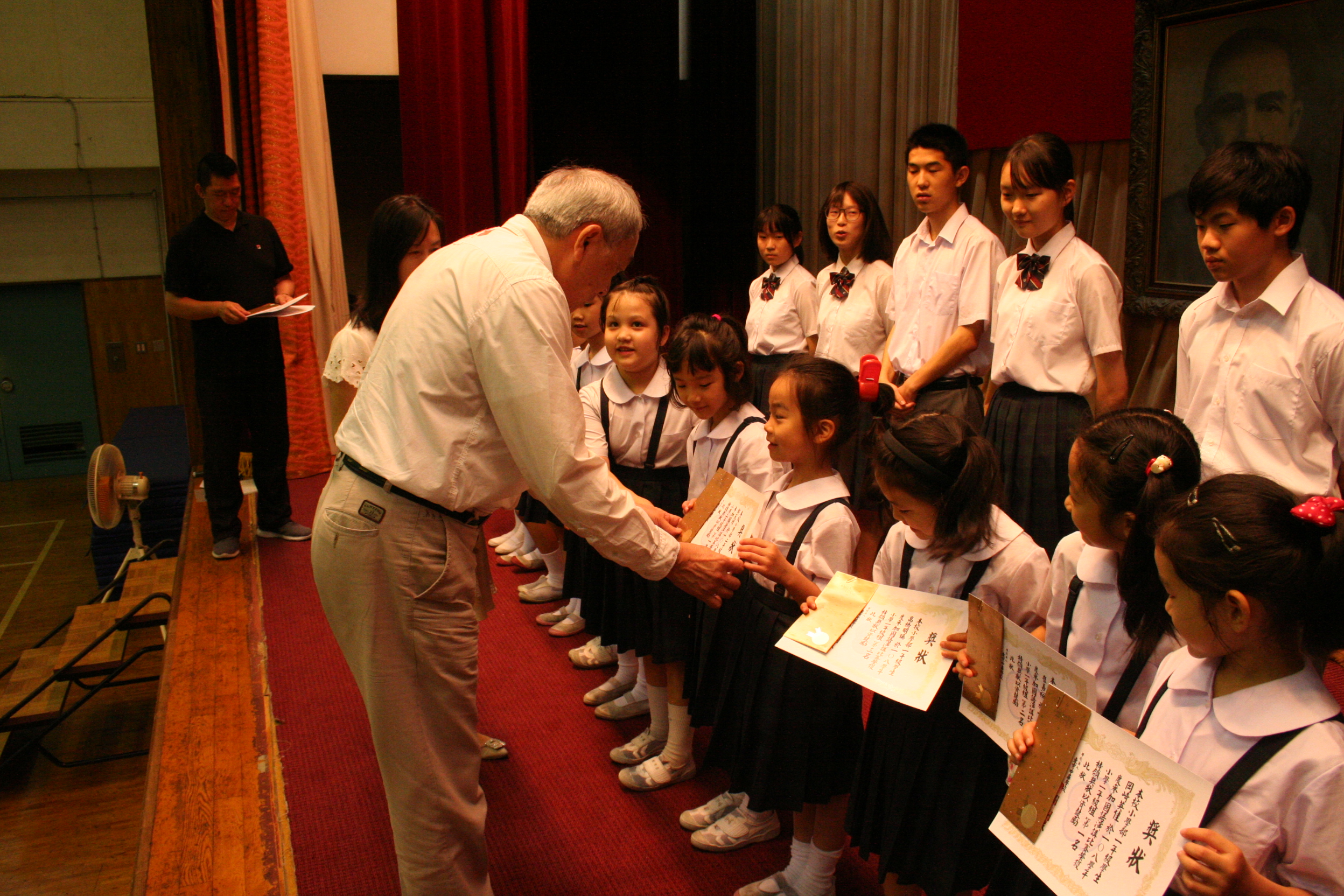 本校劉校長表揚獲獎同學