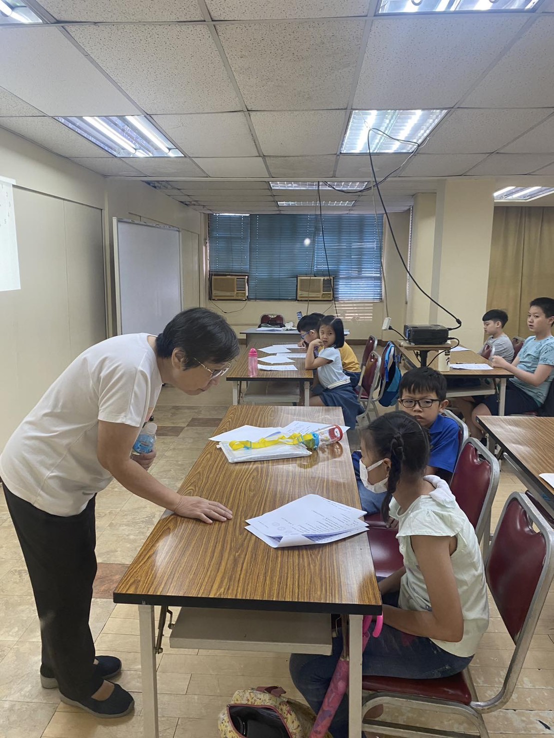 施子莉老師帶領學生進行閩南語（臺語）會話練習。