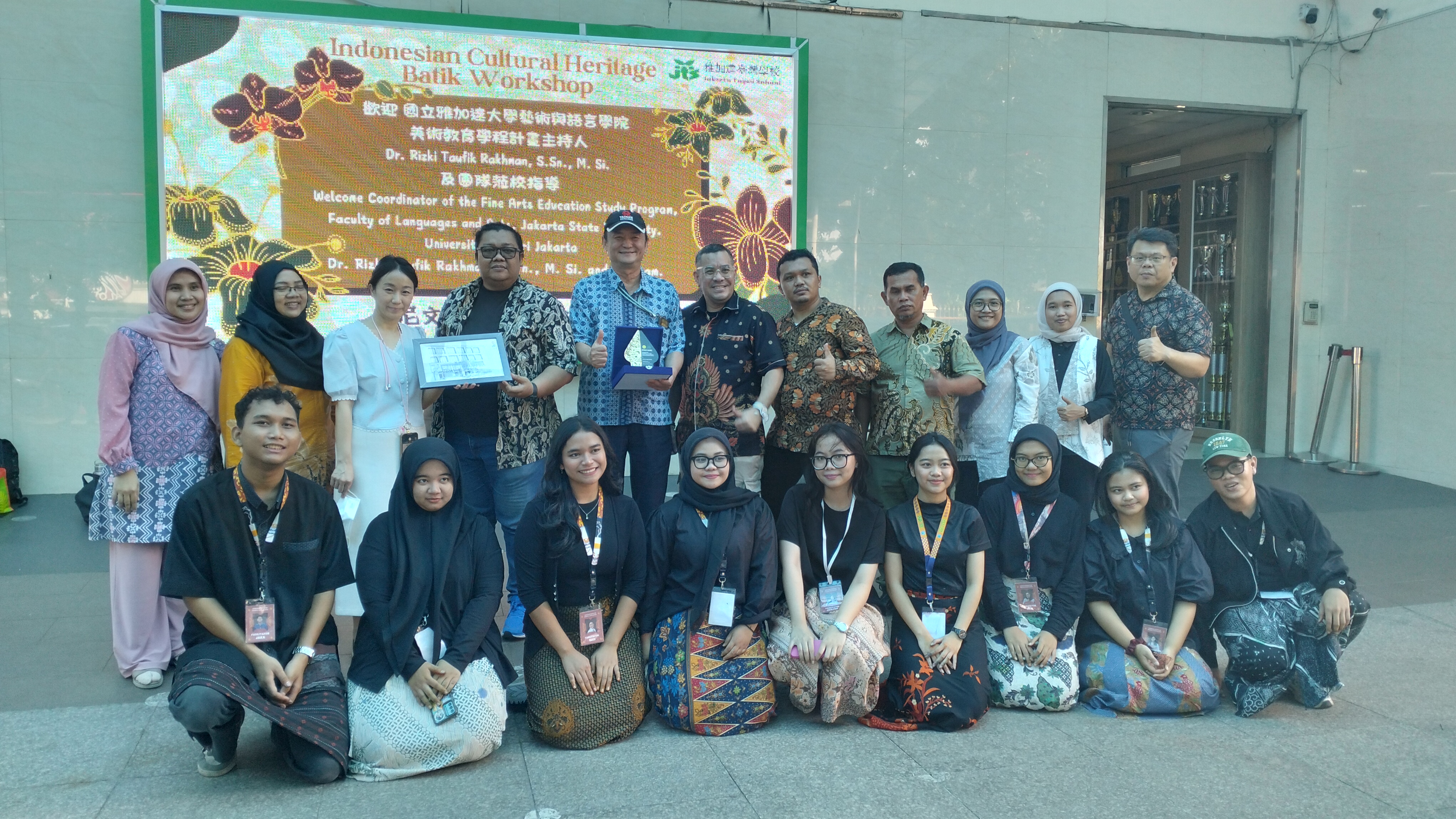校長與蒞校的雅加達大學團隊合影留念，謝謝無償的付出1