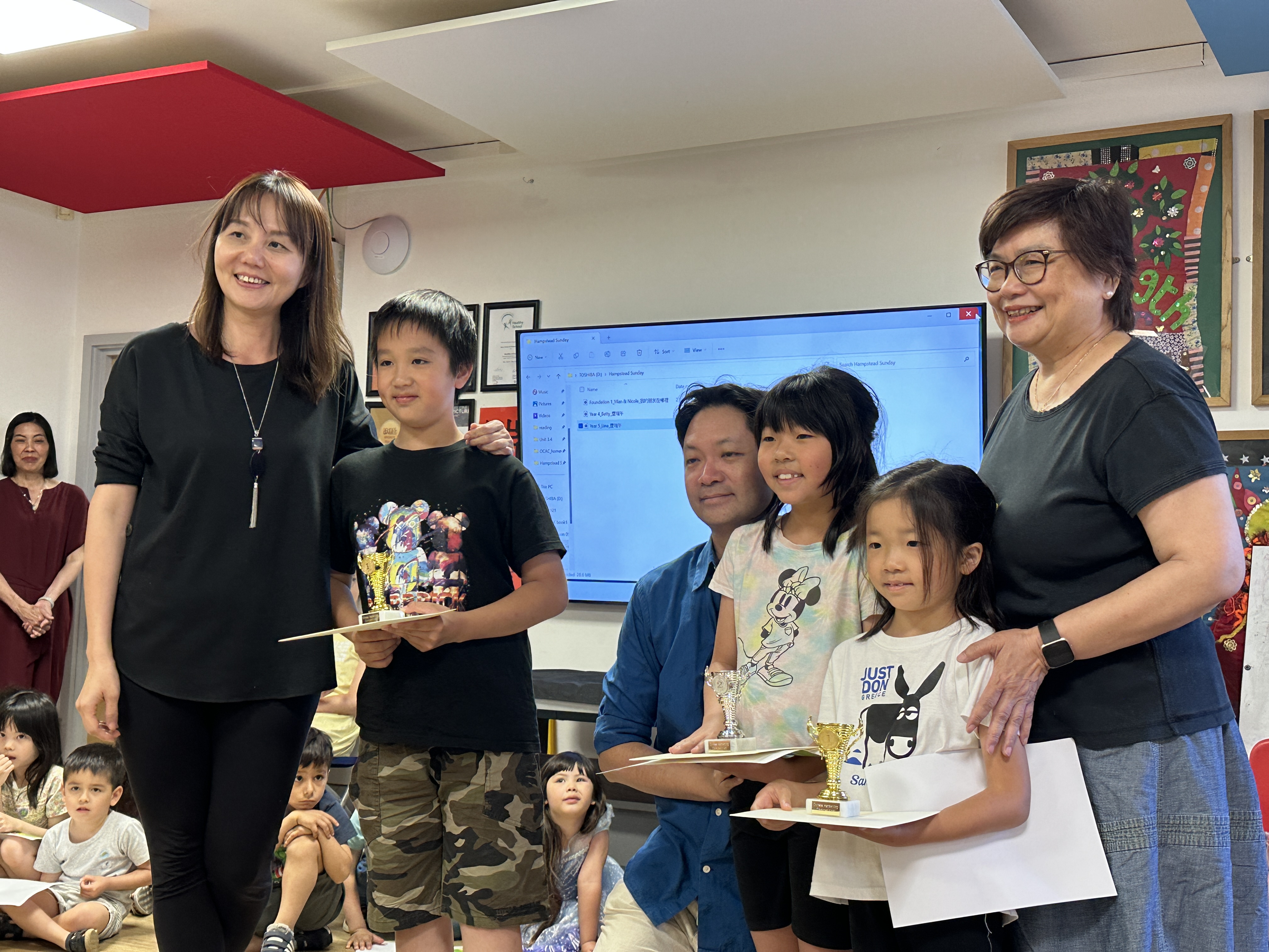 得獎者與獎盃獎品合照