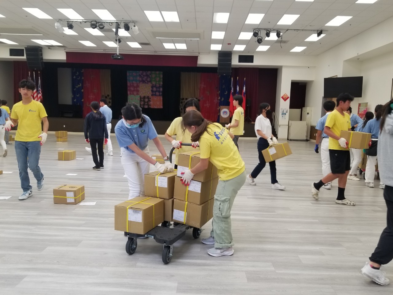 青年志工搬運各會員學校領取的教科書本