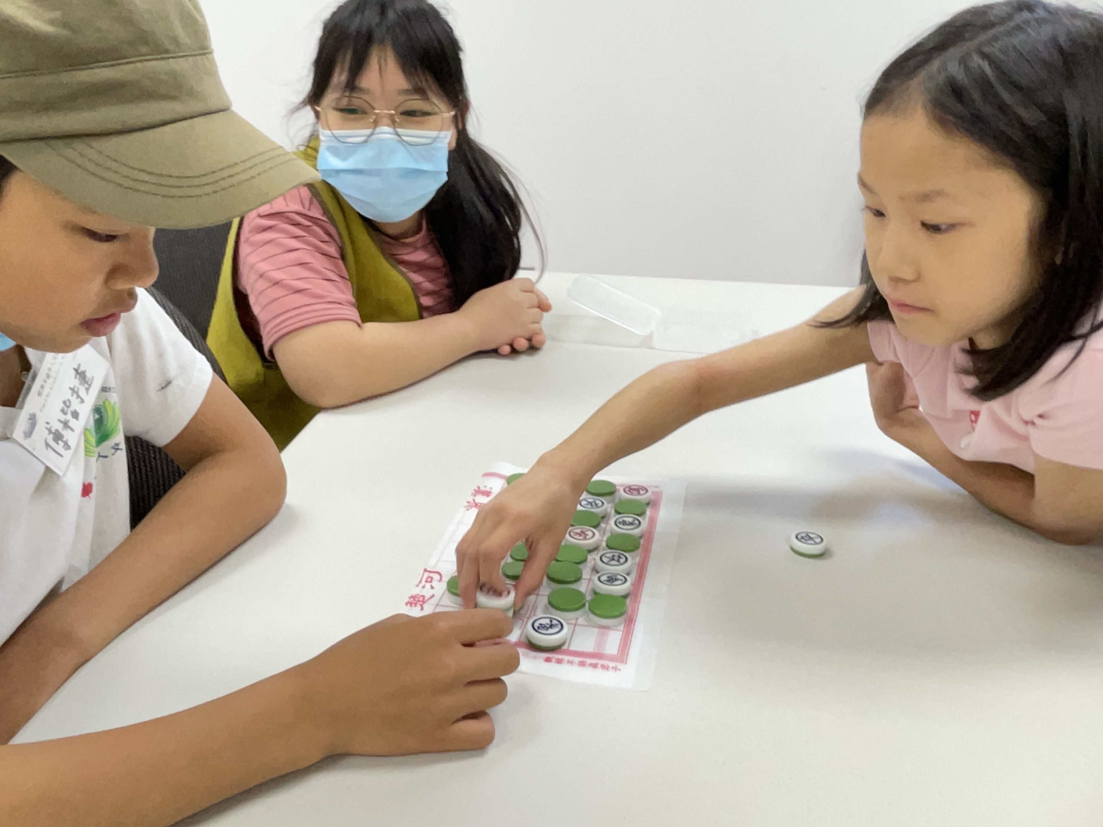 學員們靜心專注對弈中-2