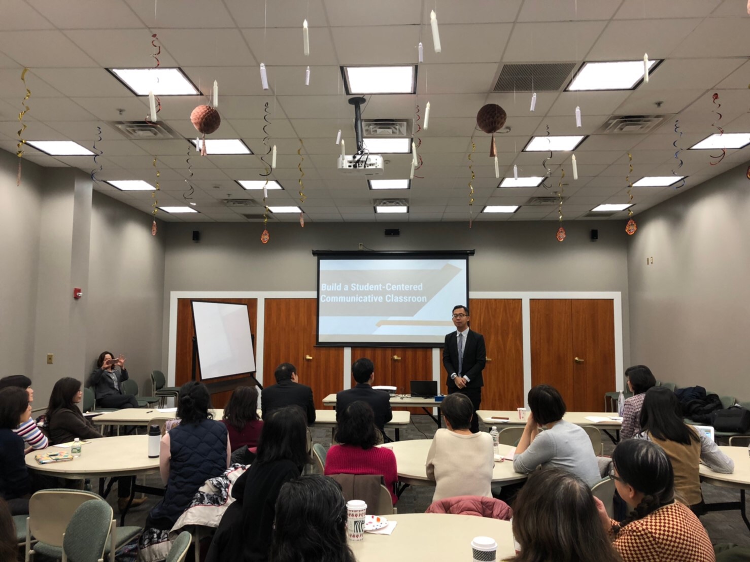 新任僑教中心副主任林威廷向各位教師自我介紹。