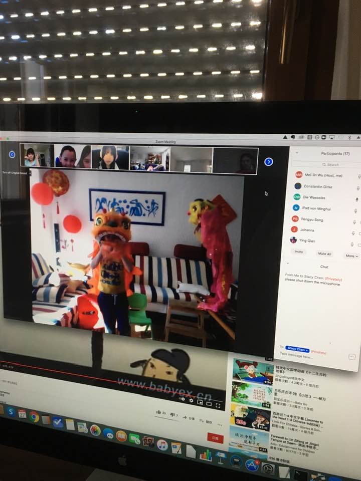 小朋友在線上表演舞獅