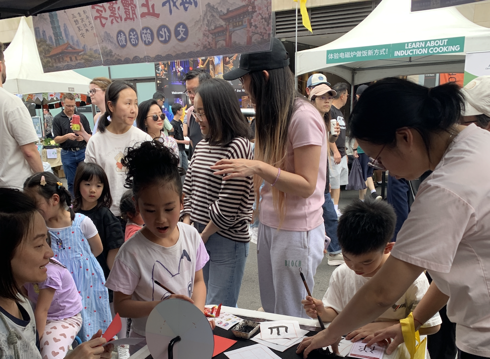 活動攤位現場社區民眾踴躍參與