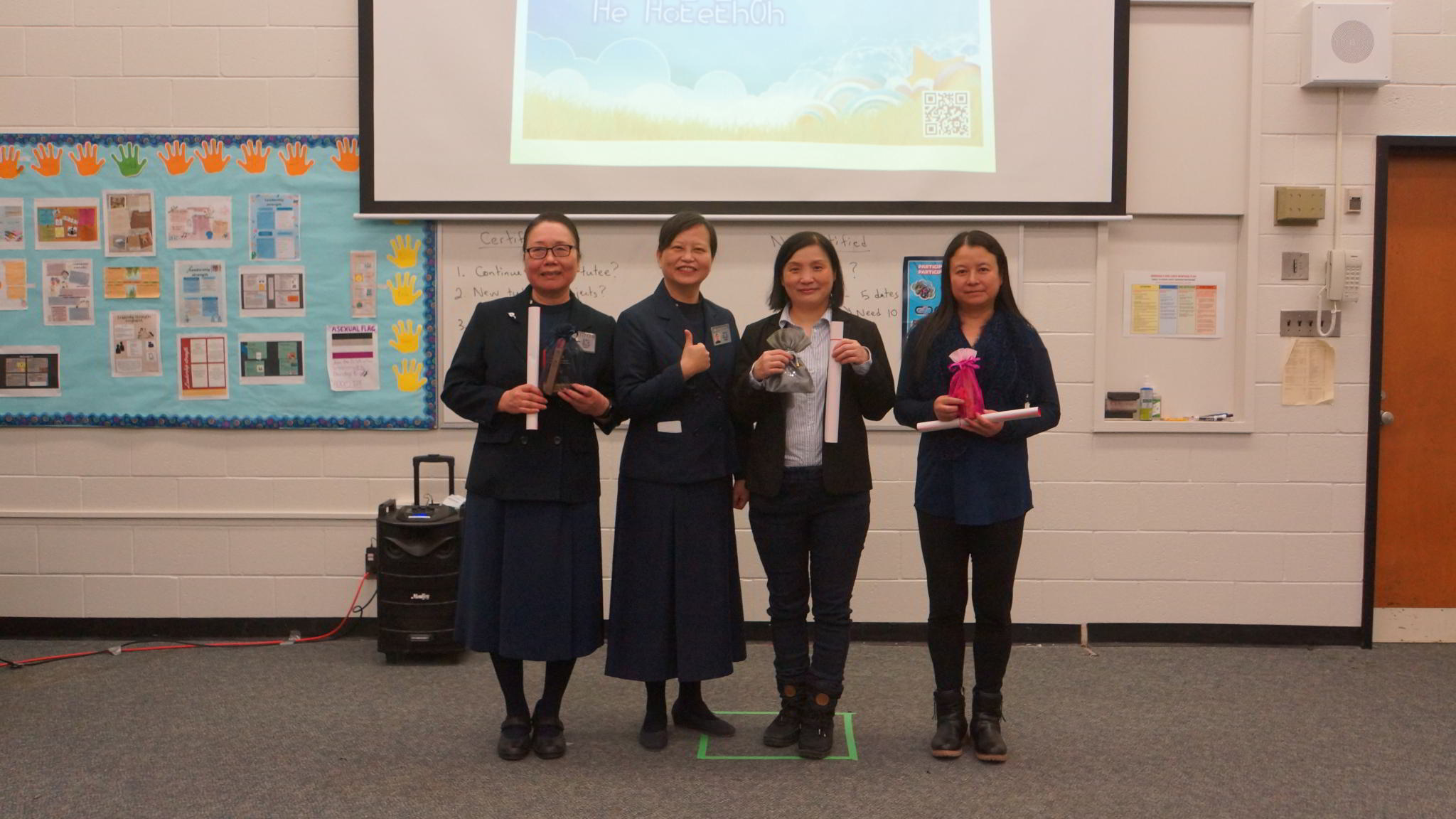 邵美珍校長感謝三位評審；並結緣慈濟靜思文物及合照留念。攝影者：陳永錩