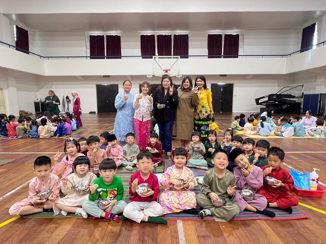 師長與慶祝開齋的幼兒一同合影