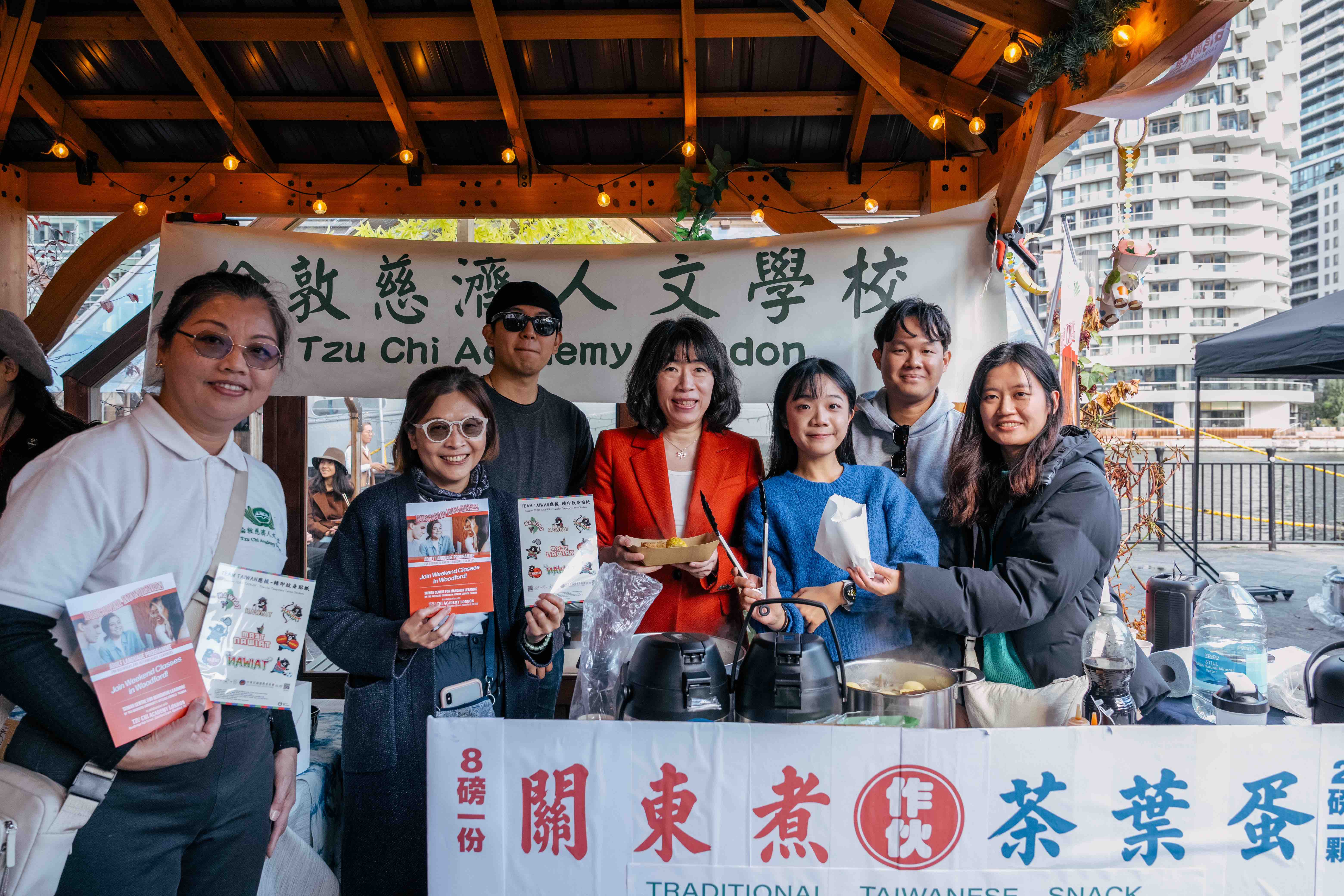 駐英國代表處江雅綺公使親臨活動現場，支持倫敦慈濟人文學校首次參與臺灣美食文化節