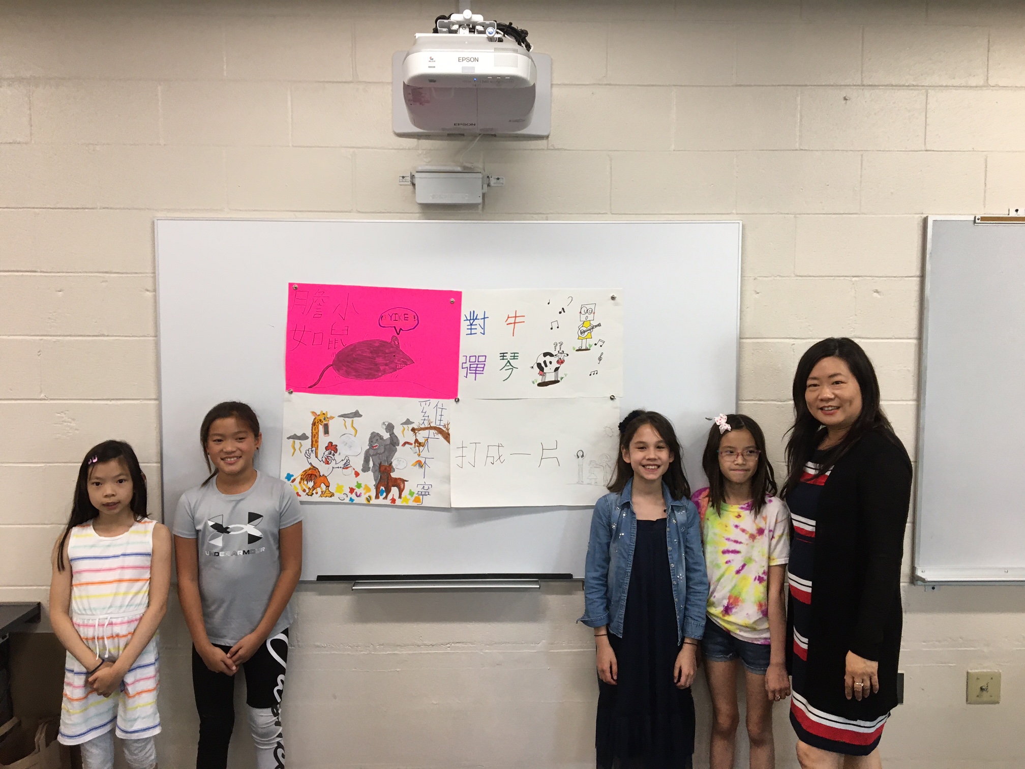 國小中年級組學生與作品合照