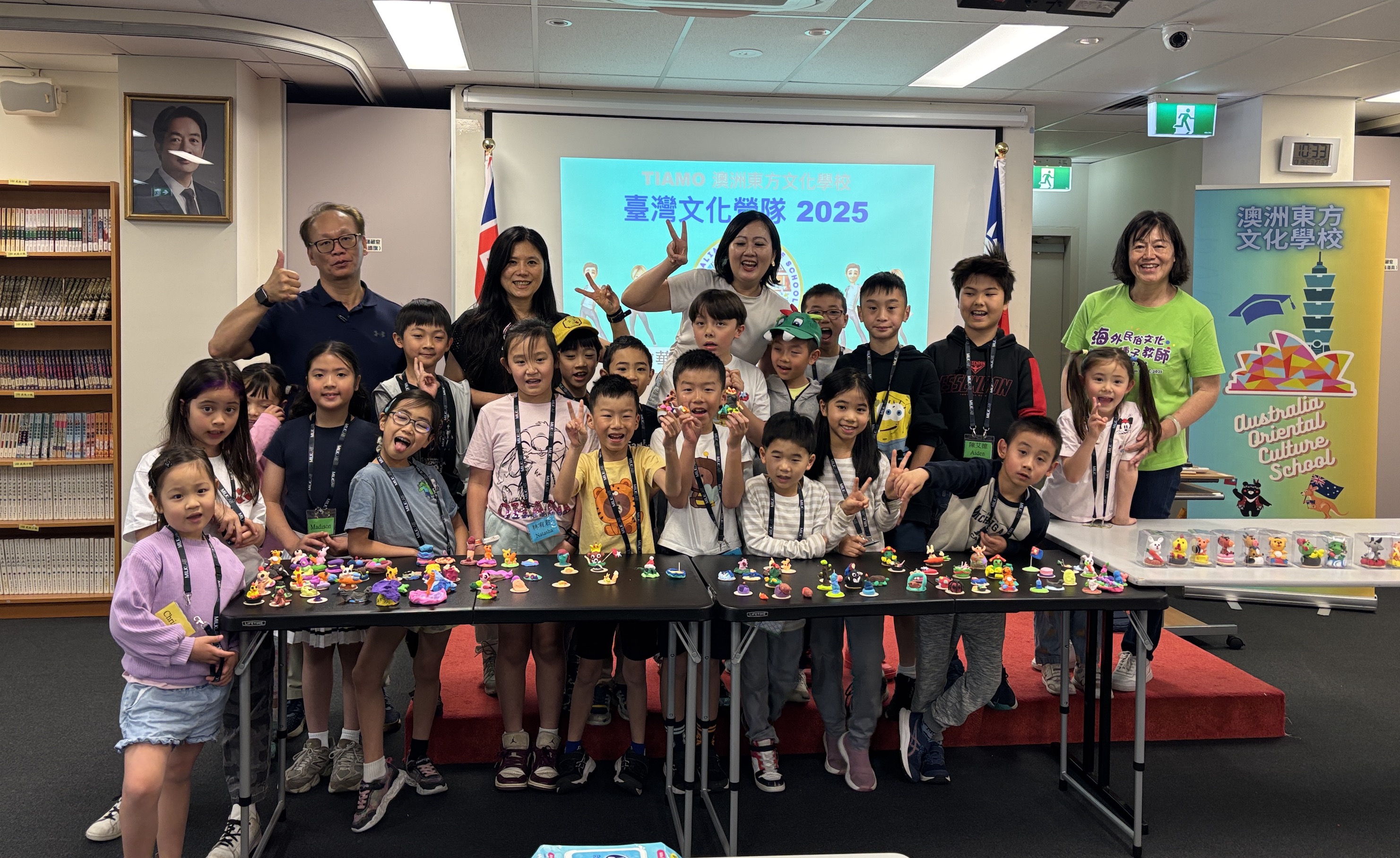 老師與學生捏麵人作品合影